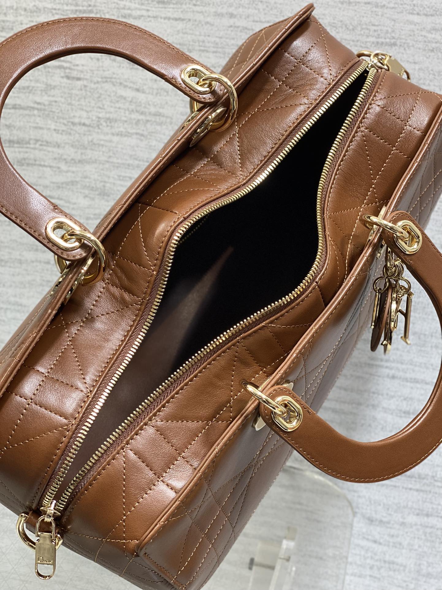 大号现货‼️Lady Dior新款手袋「咖色平纹皮」Lady手袋重新诠释 LADY DIOR 手袋的轮廓