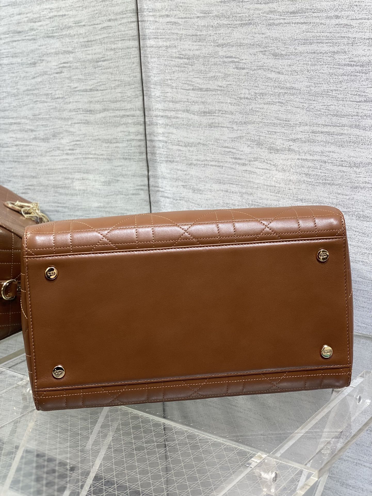 大号现货‼️Lady Dior新款手袋「咖色平纹皮」Lady手袋重新诠释 LADY DIOR 手袋的轮廓