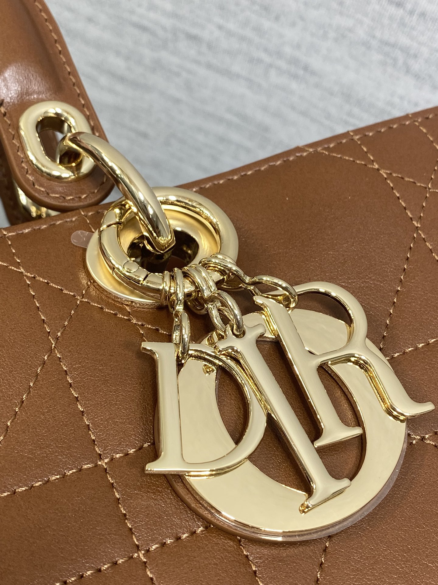 大号现货‼️Lady Dior新款手袋「咖色平纹皮」Lady手袋重新诠释 LADY DIOR 手袋的轮廓