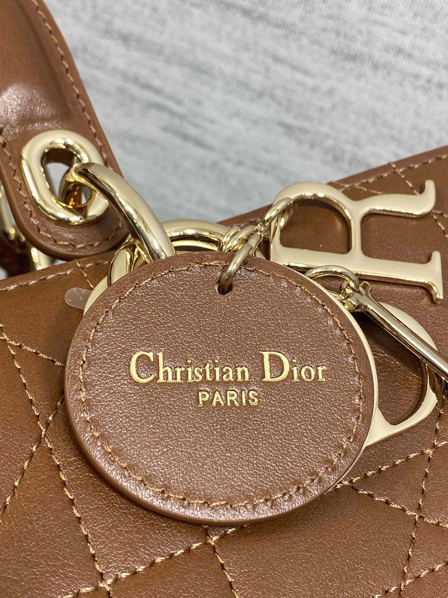 大号现货‼️Lady Dior新款手袋「咖色平纹皮」Lady手袋重新诠释 LADY DIOR 手袋的轮廓