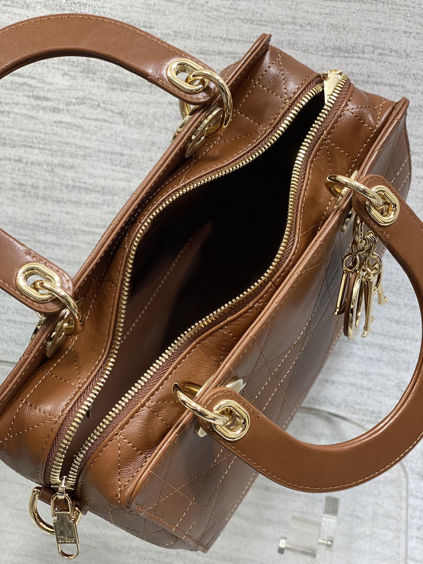 小号现货‼️Lady Dior新款手袋「咖色平纹皮」Lady手袋重新诠释 LADY DIOR 手袋的轮廓