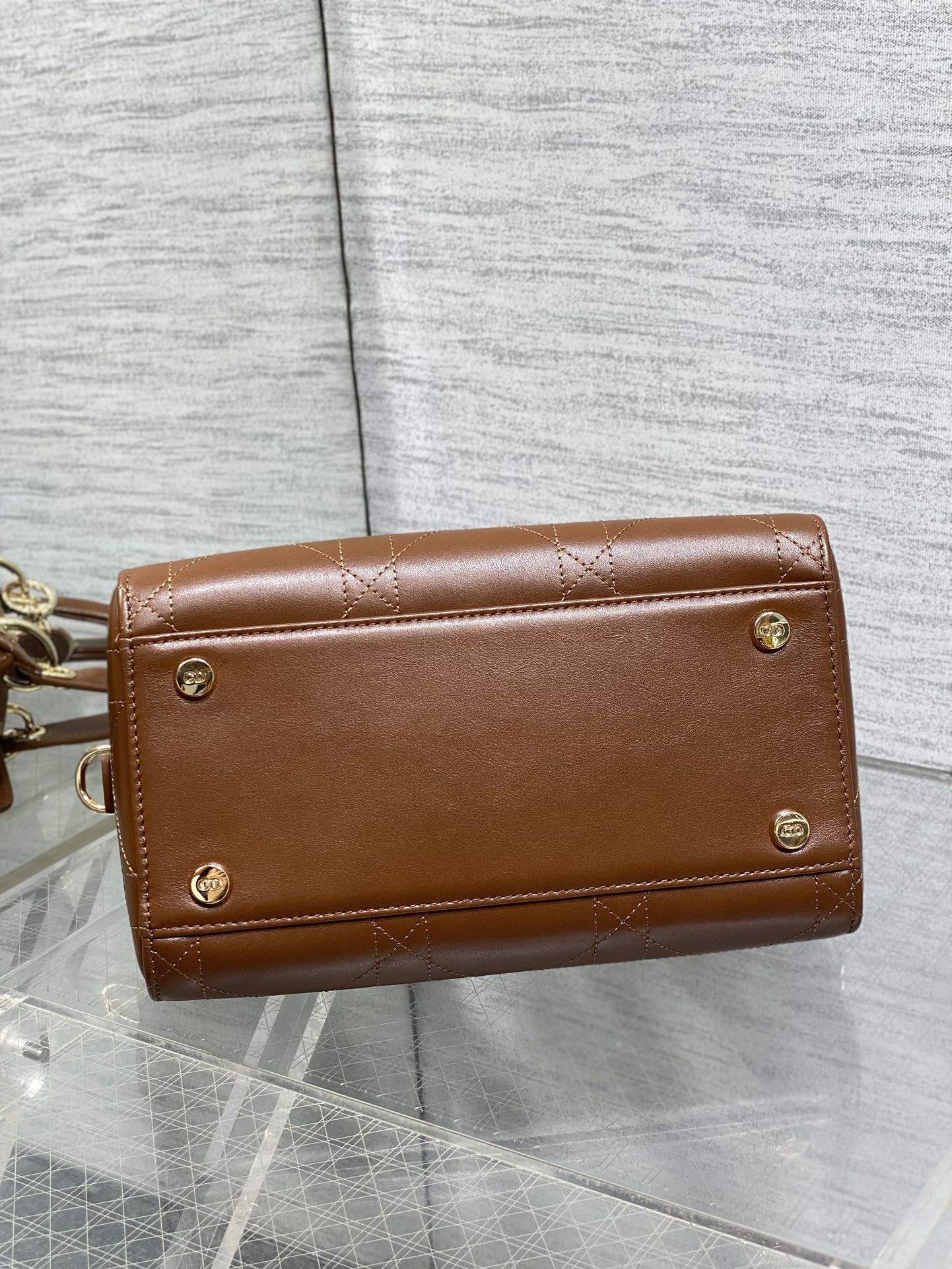 小号现货‼️Lady Dior新款手袋「咖色平纹皮」Lady手袋重新诠释 LADY DIOR 手袋的轮廓