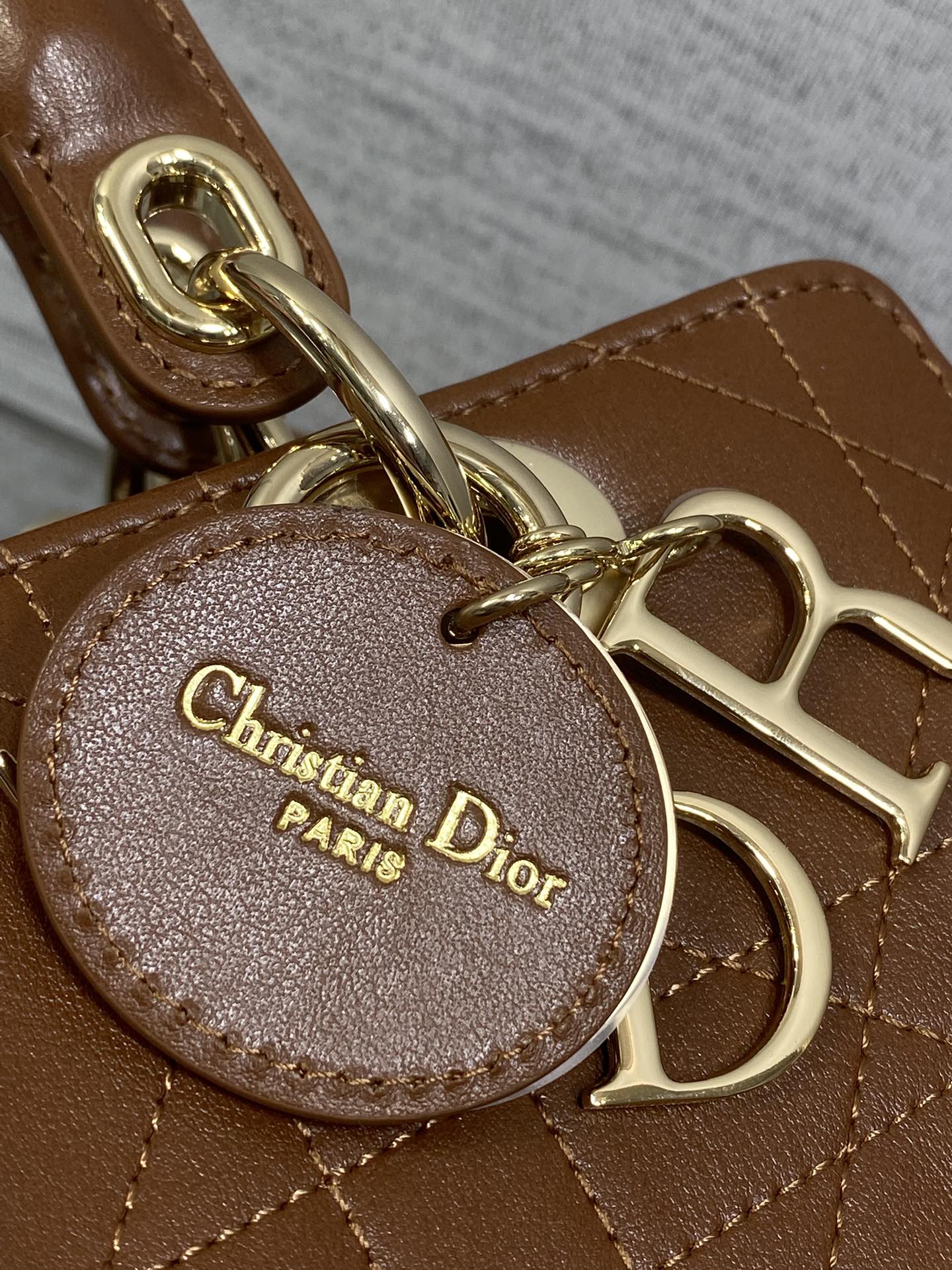 小号现货‼️Lady Dior新款手袋「咖色平纹皮」Lady手袋重新诠释 LADY DIOR 手袋的轮廓