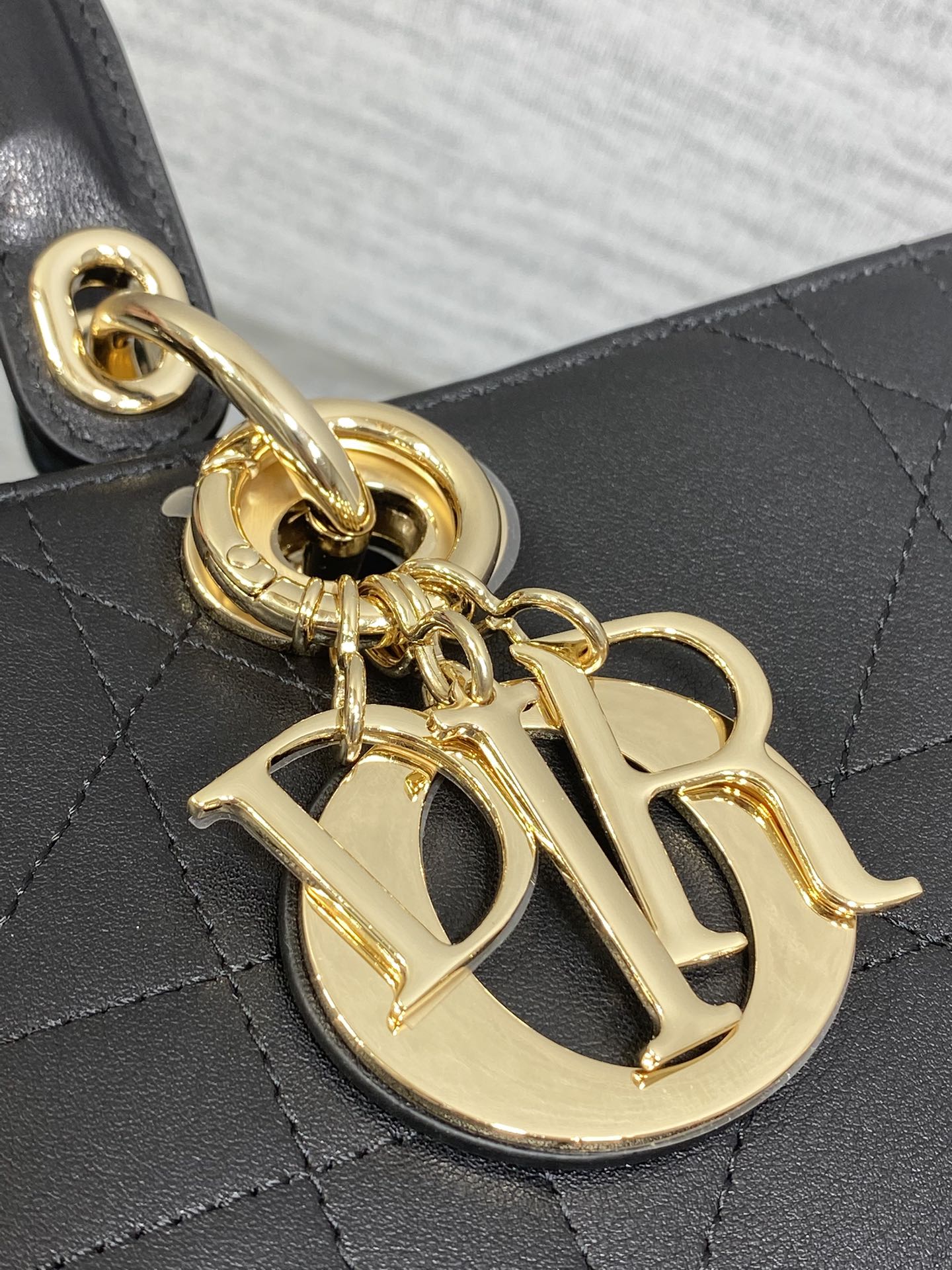 大号现货‼️Lady Dior新款手袋「黑色平纹皮」Lady手袋重新诠释 LADY DIOR 手袋的轮廓