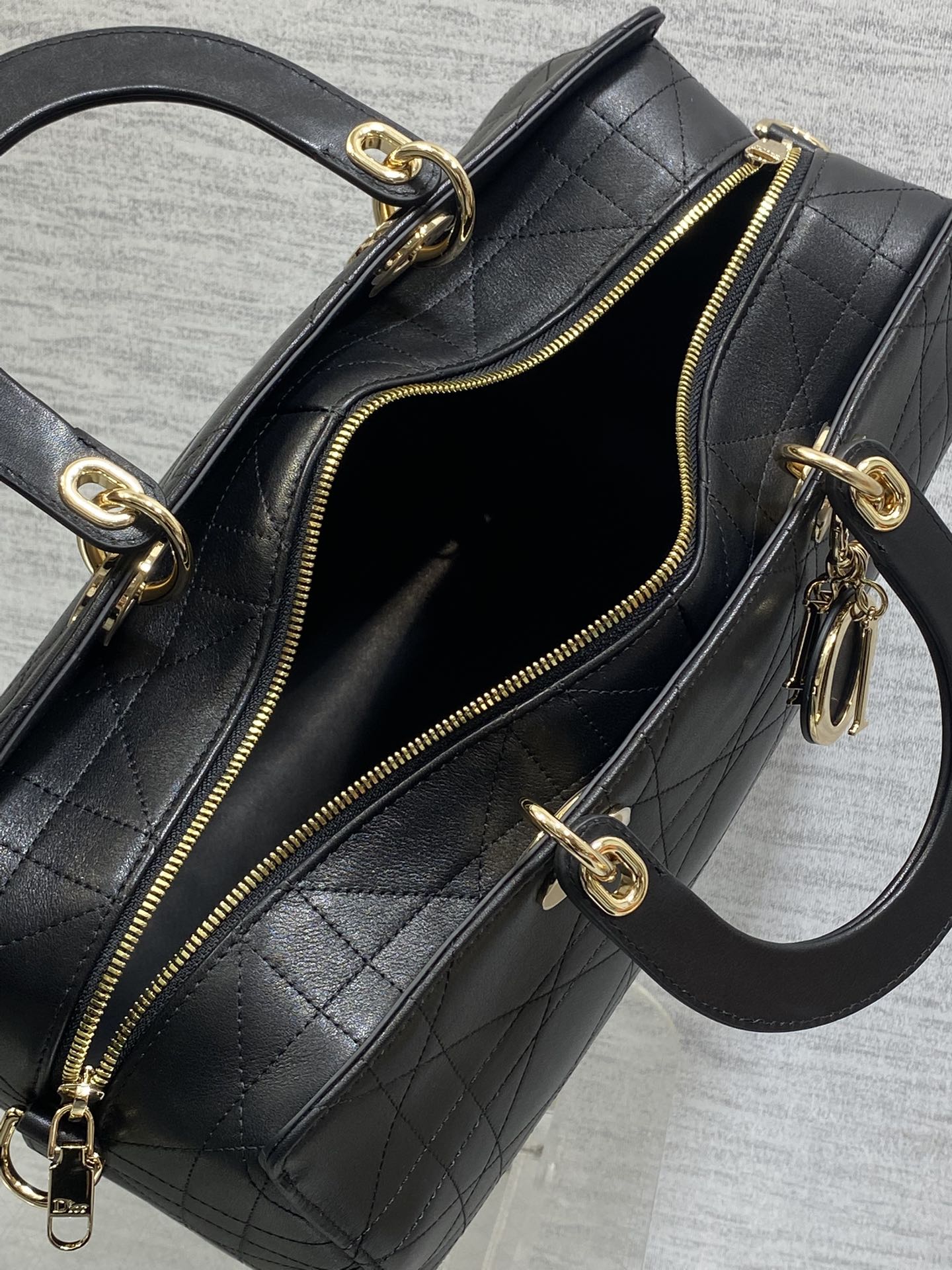 大号现货‼️Lady Dior新款手袋「黑色平纹皮」Lady手袋重新诠释 LADY DIOR 手袋的轮廓