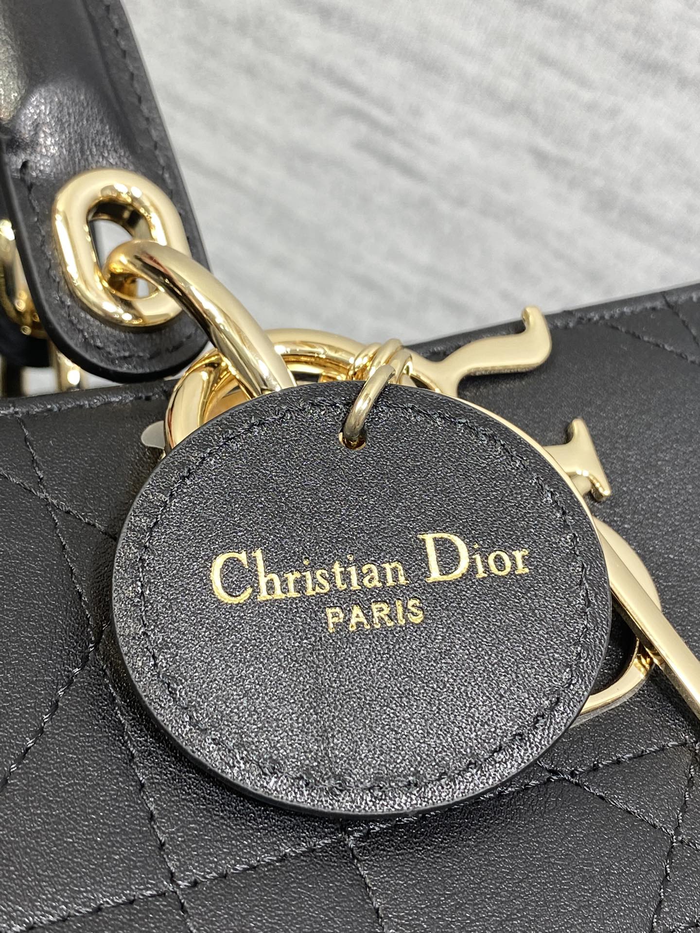 大号现货‼️Lady Dior新款手袋「黑色平纹皮」Lady手袋重新诠释 LADY DIOR 手袋的轮廓