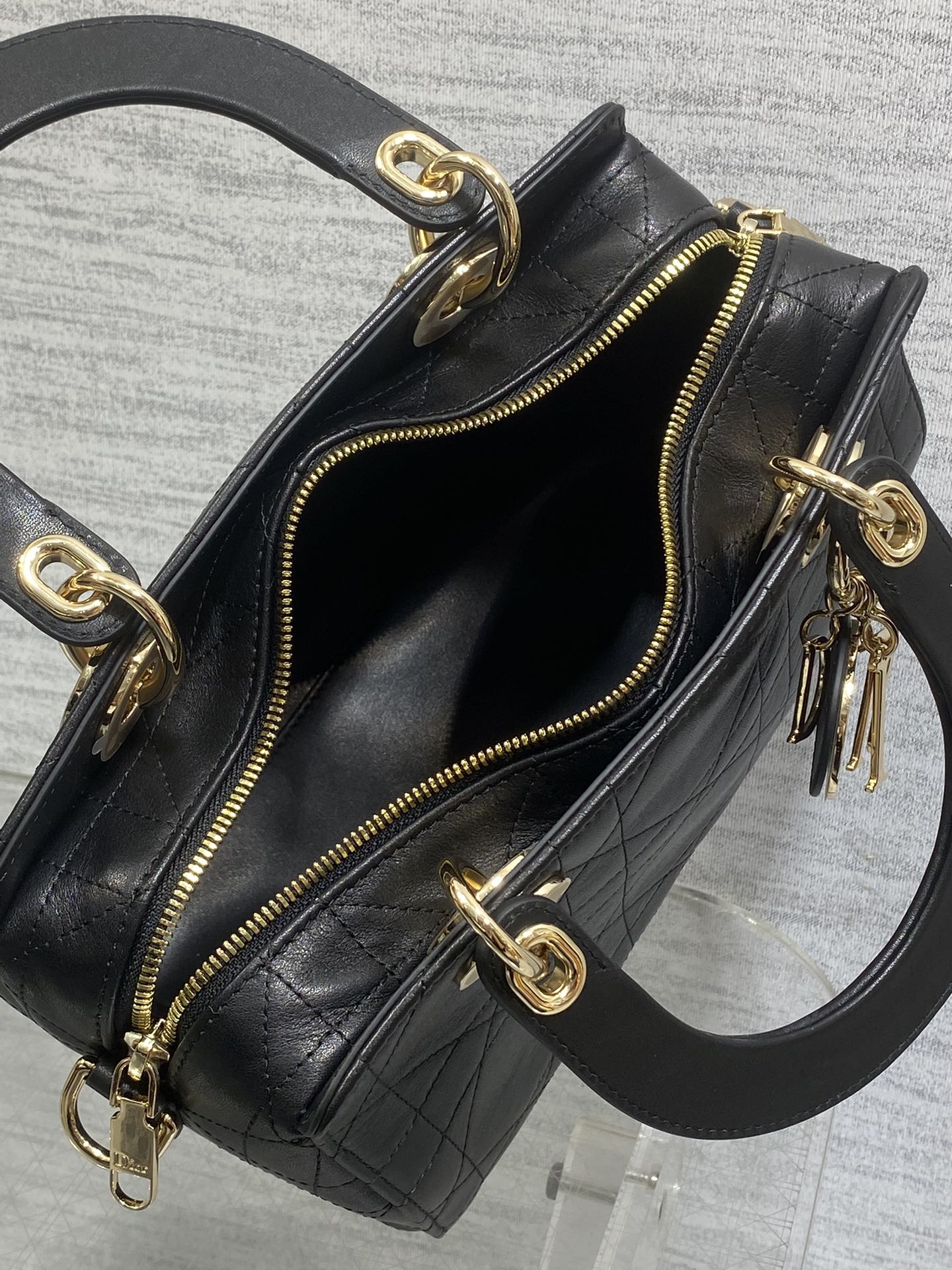 小号现货‼️Lady Dior新款手袋「黑色平纹皮」Lady手袋重新诠释 LADY DIOR 手袋的轮廓