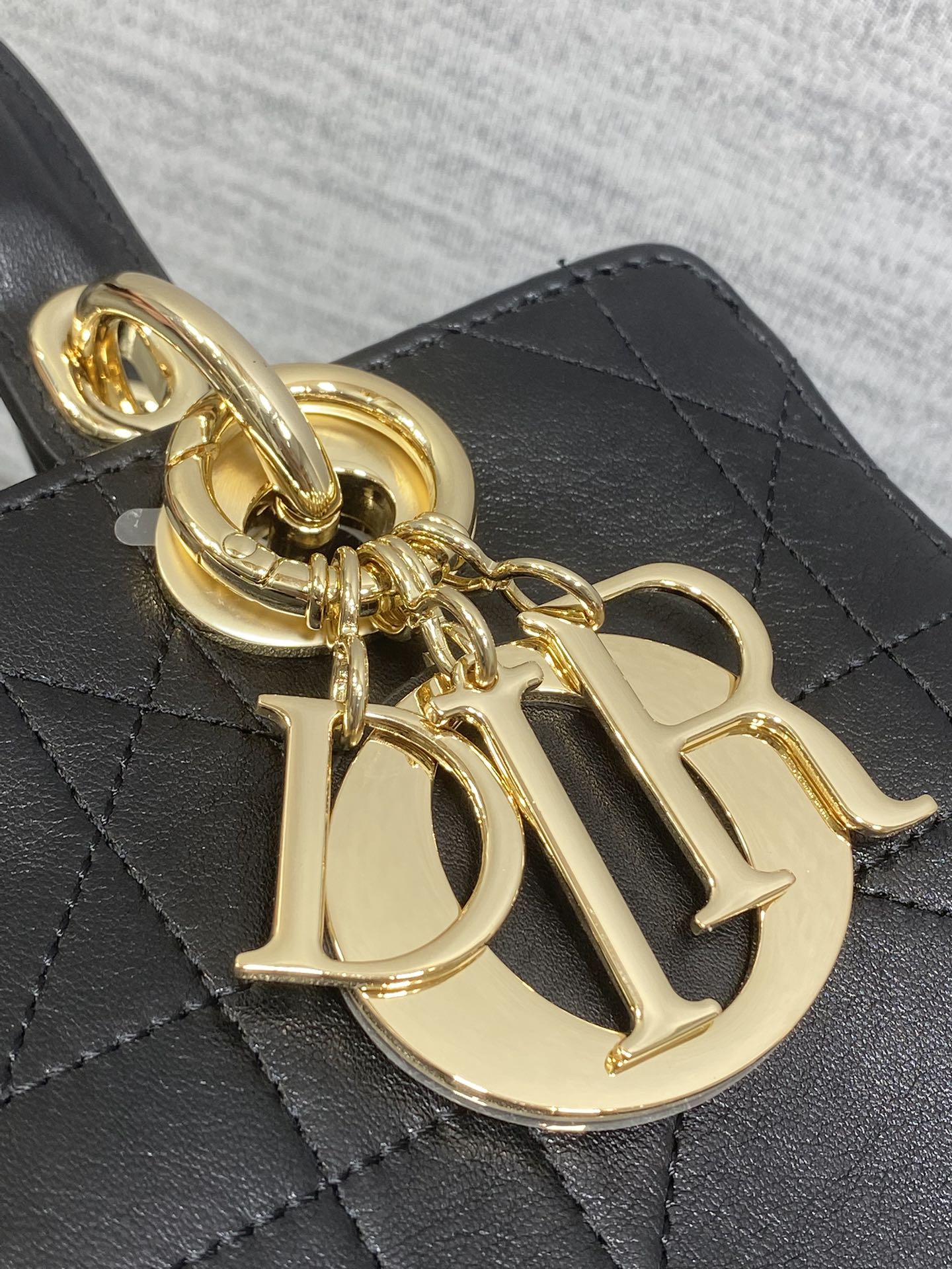 小号现货‼️Lady Dior新款手袋「黑色平纹皮」Lady手袋重新诠释 LADY DIOR 手袋的轮廓