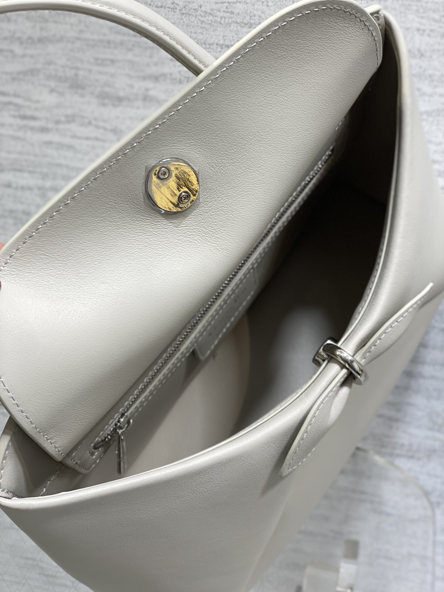 银扣现货‼️Dior2026最新蝴蝶结手提包，把“蝴蝶结”焊在系列里.蝴蝶结也不再是小女生的甜腻感，新设