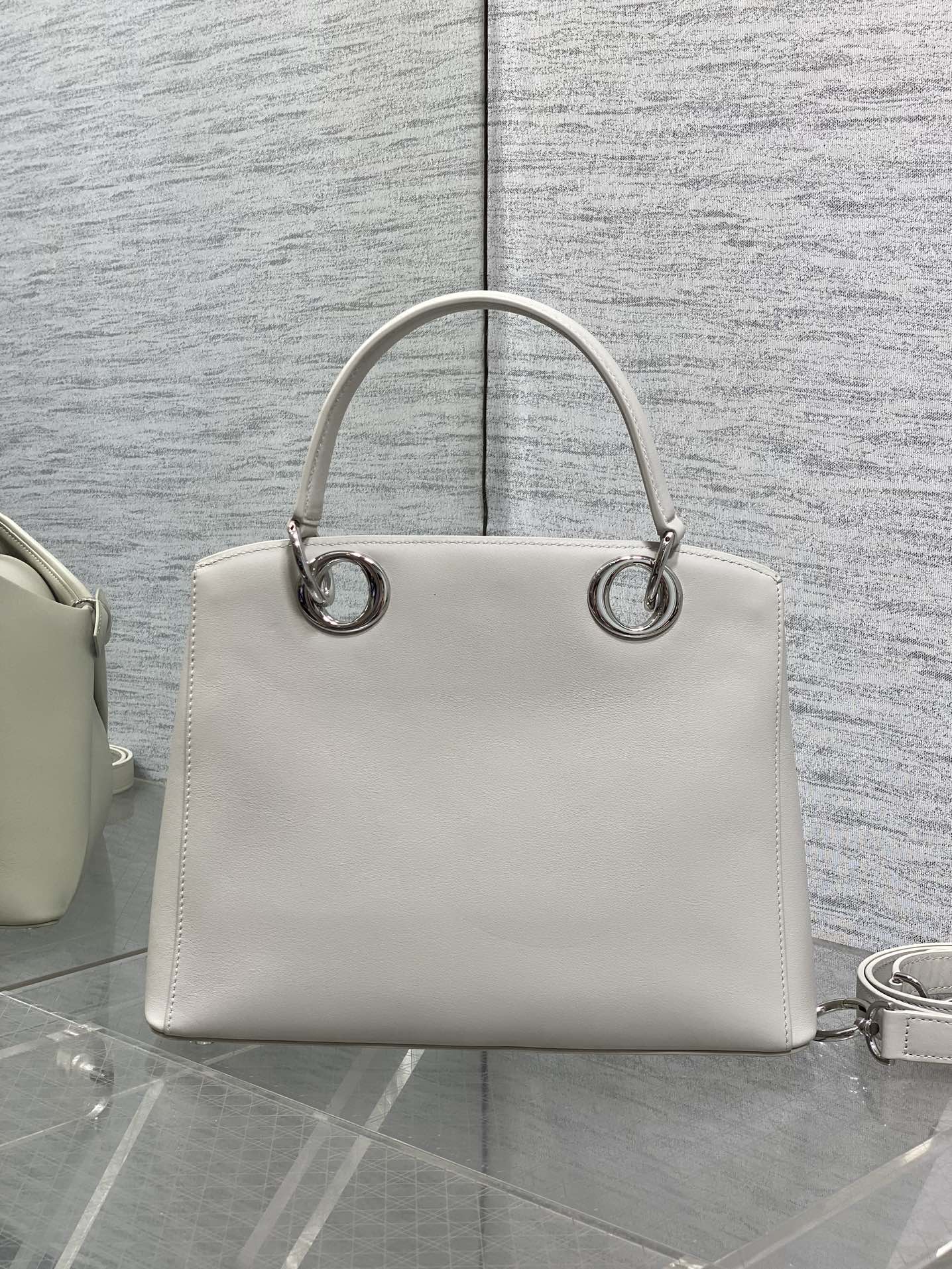 银扣现货‼️Dior2026最新蝴蝶结手提包，把“蝴蝶结”焊在系列里.蝴蝶结也不再是小女生的甜腻感，新设