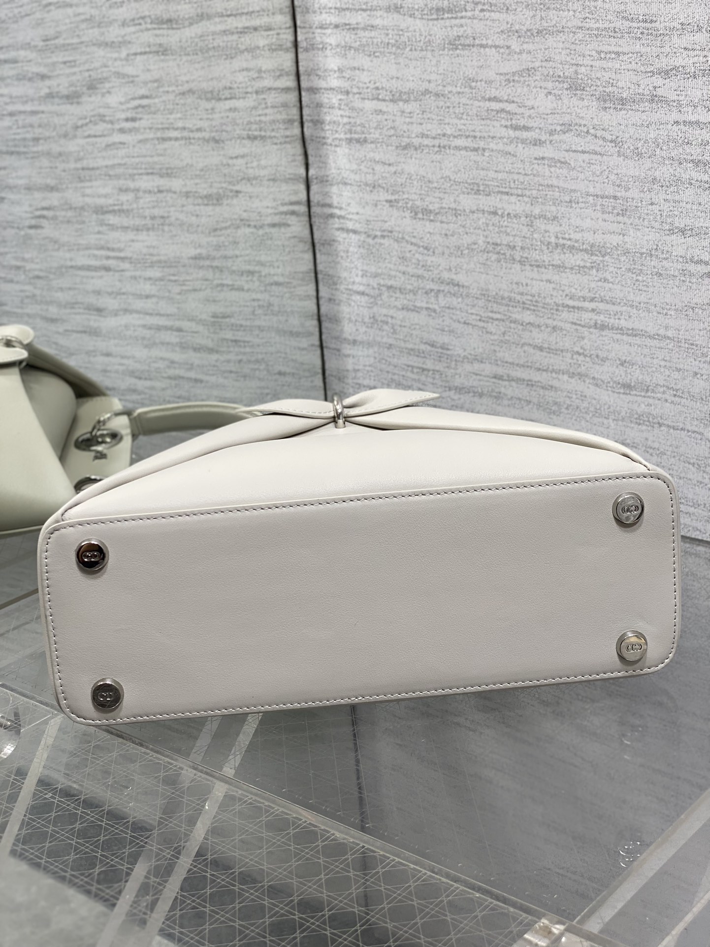 银扣现货‼️Dior2026最新蝴蝶结手提包，把“蝴蝶结”焊在系列里.蝴蝶结也不再是小女生的甜腻感，新设