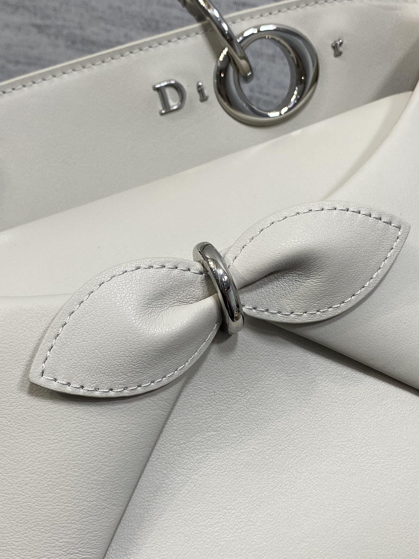 银扣现货‼️Dior2026最新蝴蝶结手提包，把“蝴蝶结”焊在系列里.蝴蝶结也不再是小女生的甜腻感，新设