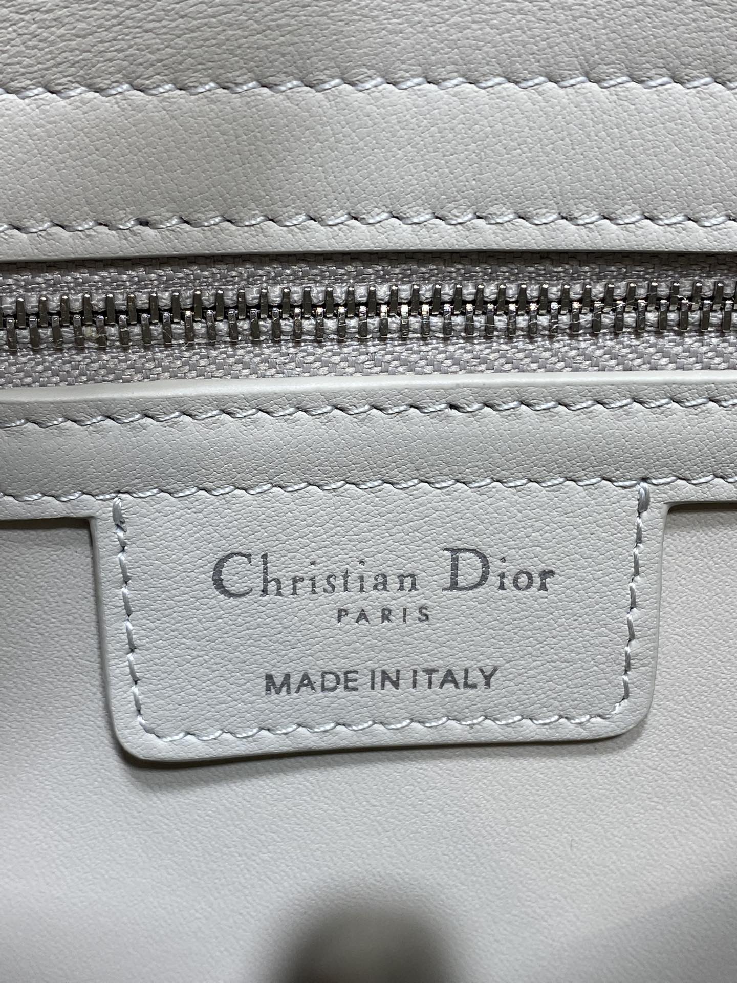 银扣现货‼️Dior2026最新蝴蝶结手提包，把“蝴蝶结”焊在系列里.蝴蝶结也不再是小女生的甜腻感，新设