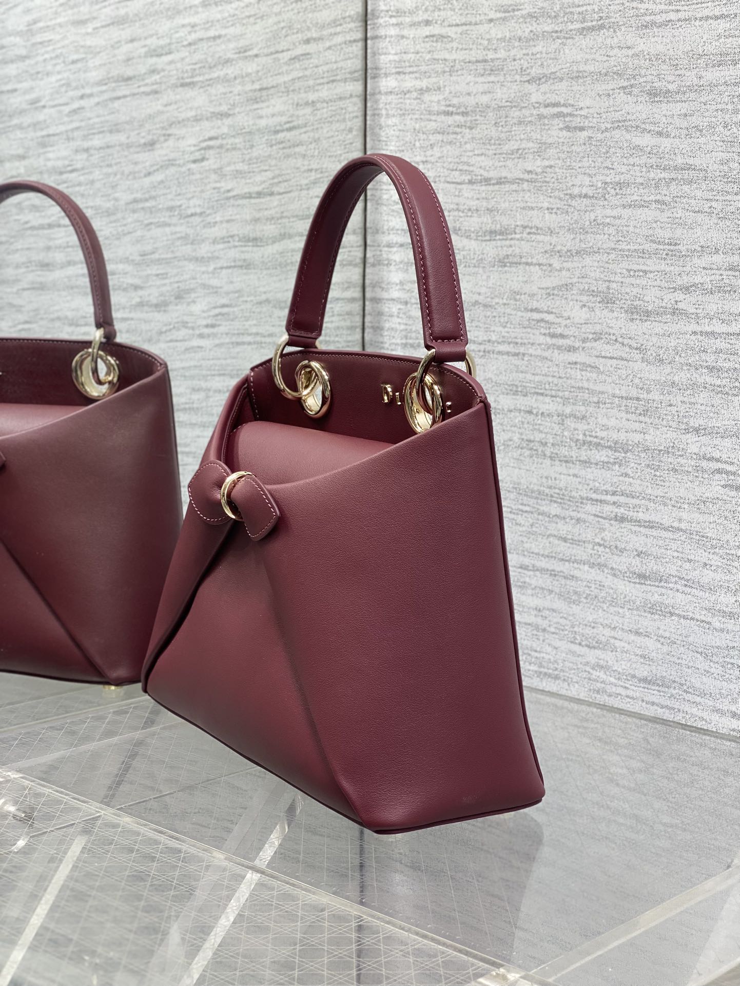 浅金现货‼️Dior2026最新蝴蝶结手提包，把“蝴蝶结”焊在系列里.蝴蝶结也不再是小女生的甜腻感，新设