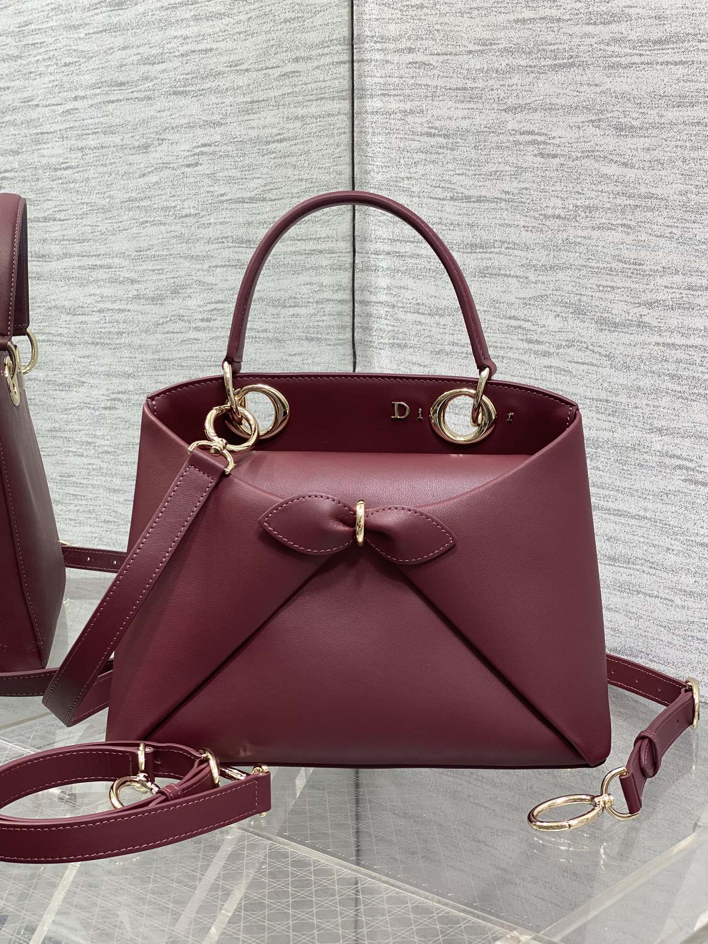 浅金现货‼️Dior2026最新蝴蝶结手提包，把“蝴蝶结”焊在系列里.蝴蝶结也不再是小女生的甜腻感，新设