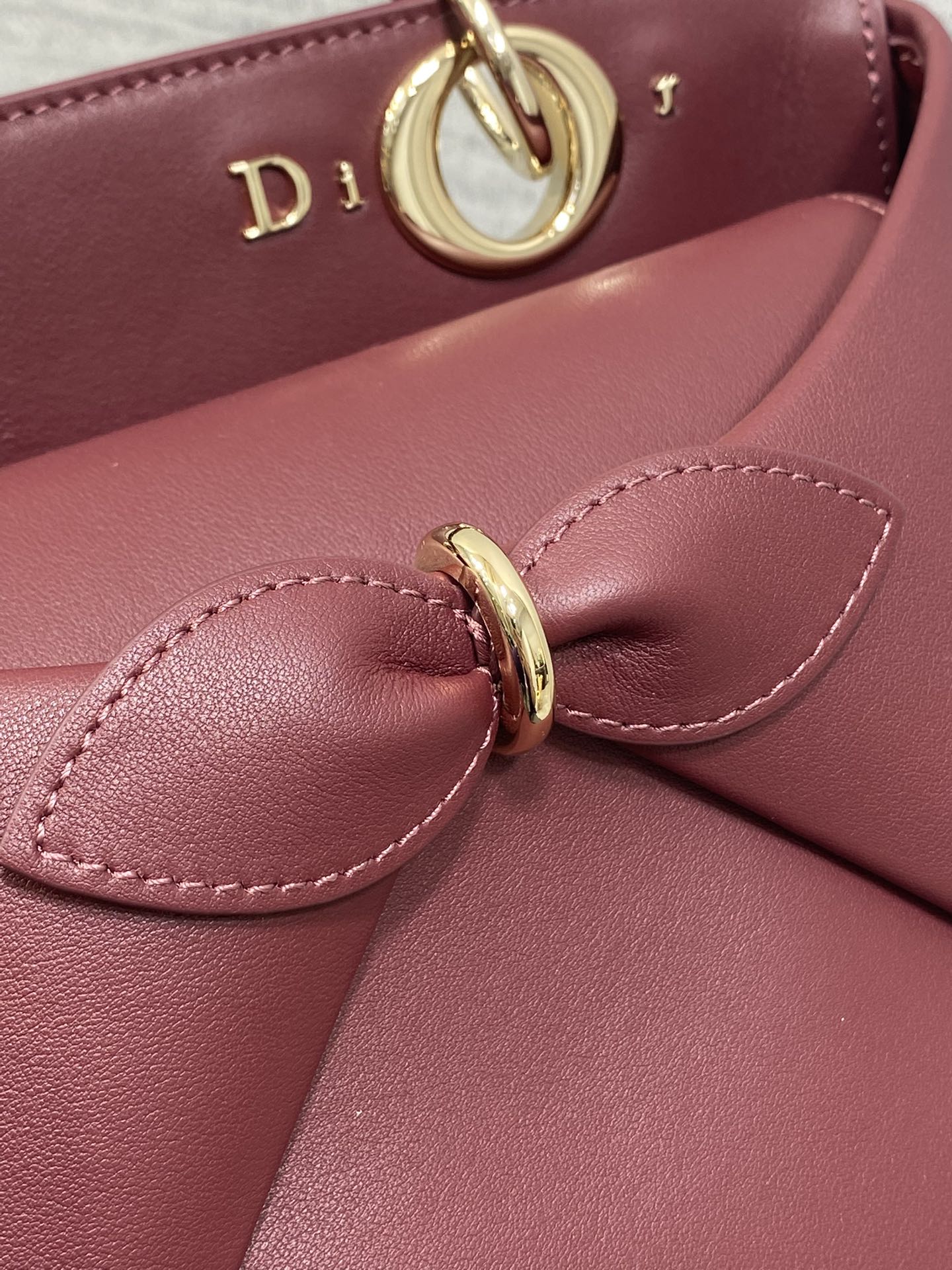 浅金现货‼️Dior2026最新蝴蝶结手提包，把“蝴蝶结”焊在系列里.蝴蝶结也不再是小女生的甜腻感，新设