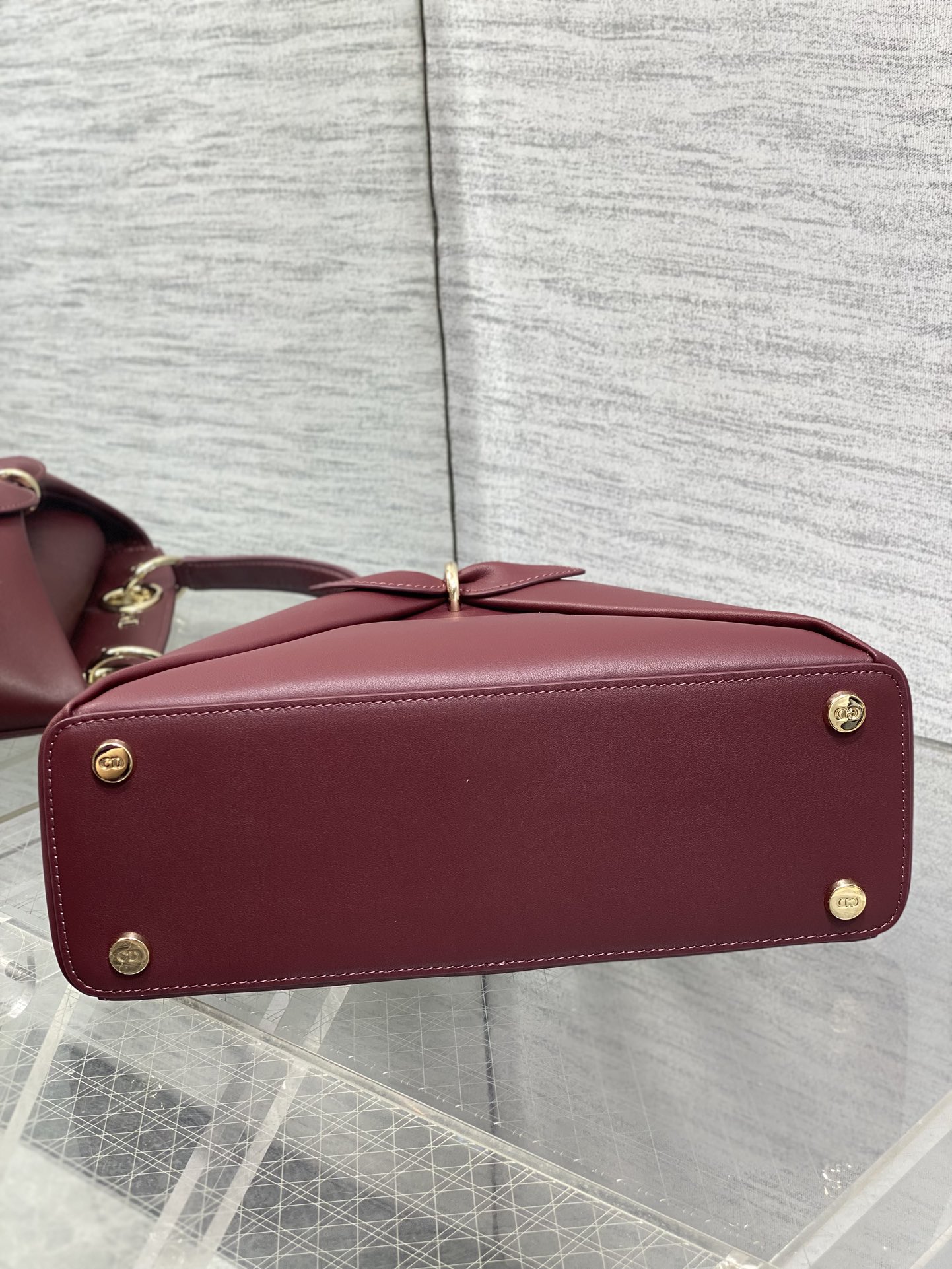 浅金现货‼️Dior2026最新蝴蝶结手提包，把“蝴蝶结”焊在系列里.蝴蝶结也不再是小女生的甜腻感，新设