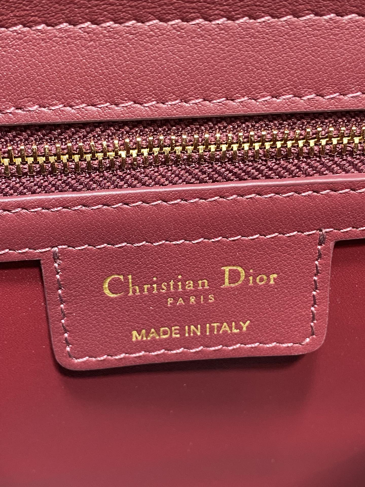 浅金现货‼️Dior2026最新蝴蝶结手提包，把“蝴蝶结”焊在系列里.蝴蝶结也不再是小女生的甜腻感，新设