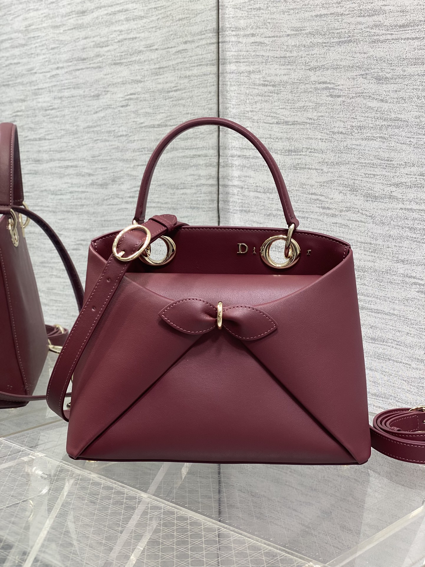 浅金现货‼️Dior2026最新蝴蝶结手提包，把“蝴蝶结”焊在系列里.蝴蝶结也不再是小女生的甜腻感，新设