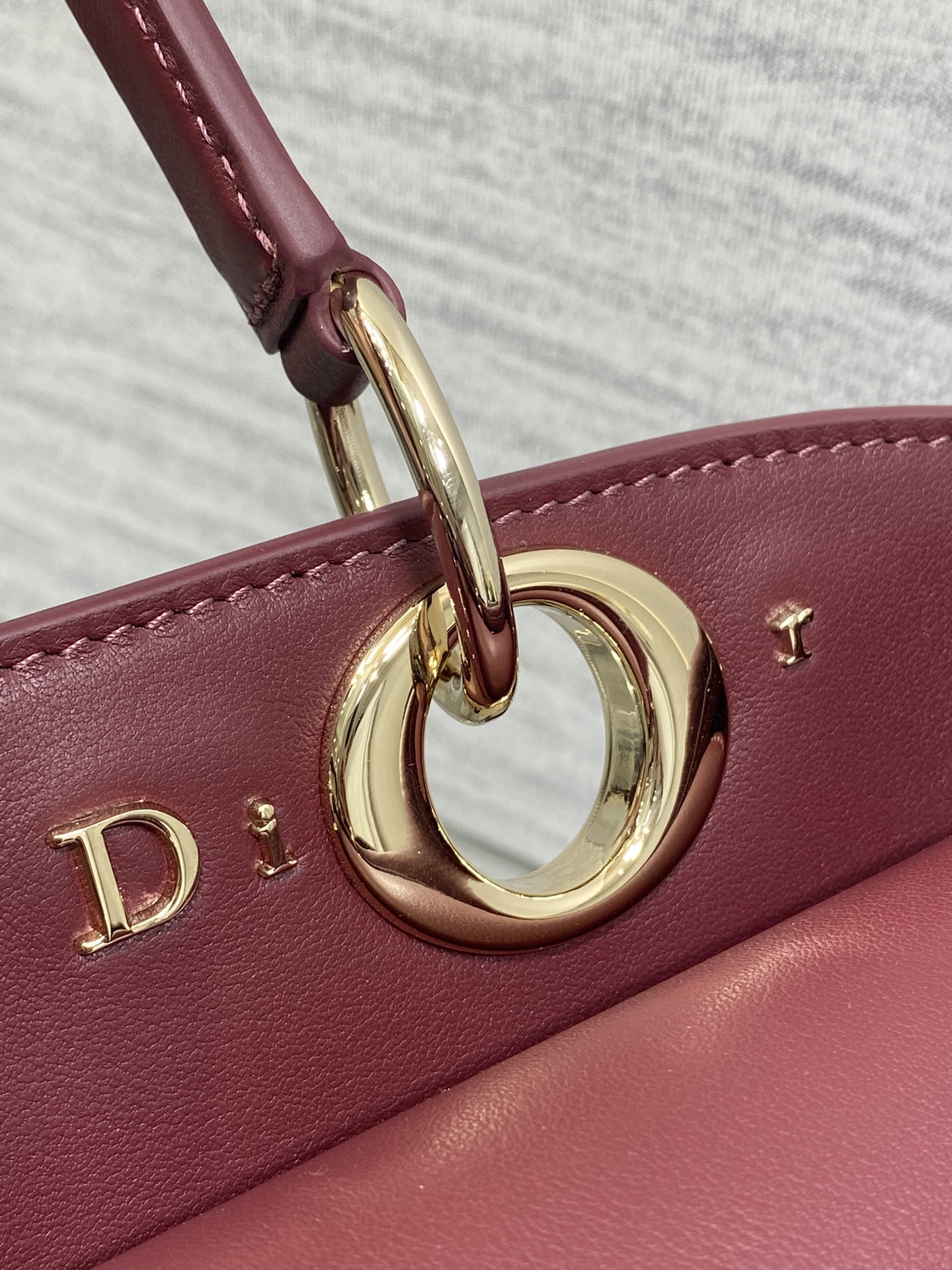 浅金现货‼️Dior2026最新蝴蝶结手提包，把“蝴蝶结”焊在系列里.蝴蝶结也不再是小女生的甜腻感，新设