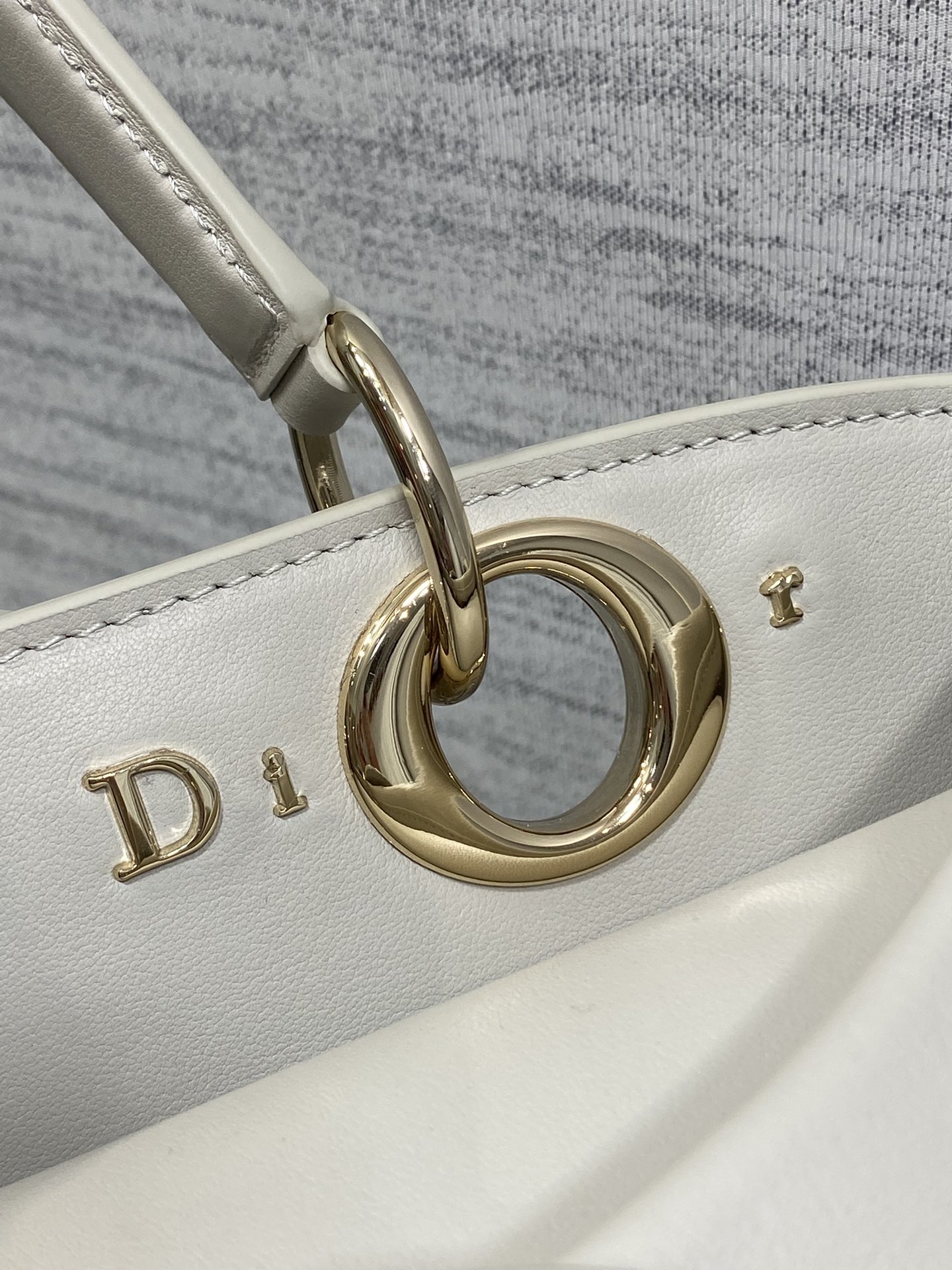 浅金现货‼️Dior2026最新蝴蝶结手提包，把“蝴蝶结”焊在系列里.蝴蝶结也不再是小女生的甜腻感，新设