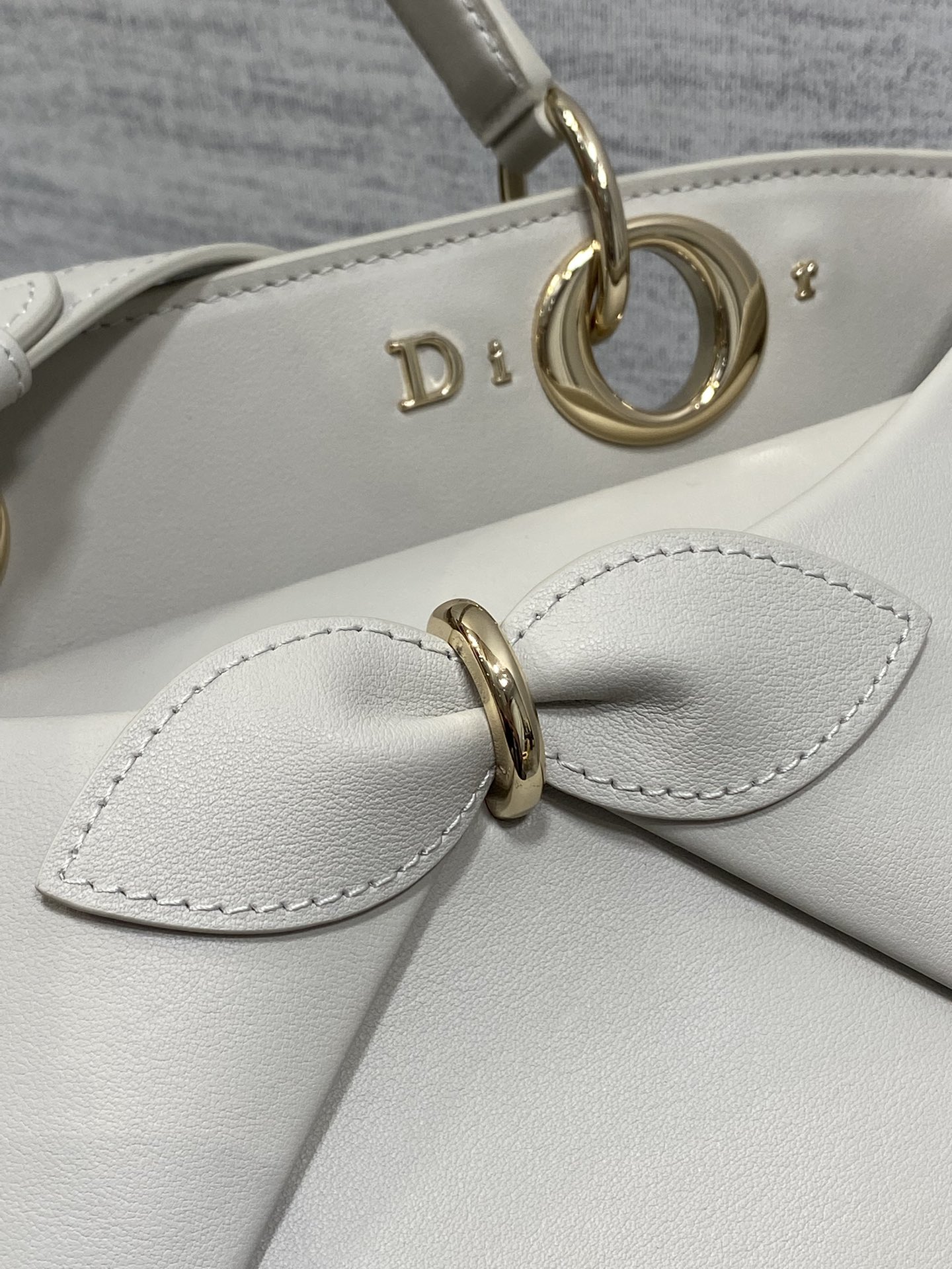 浅金现货‼️Dior2026最新蝴蝶结手提包，把“蝴蝶结”焊在系列里.蝴蝶结也不再是小女生的甜腻感，新设