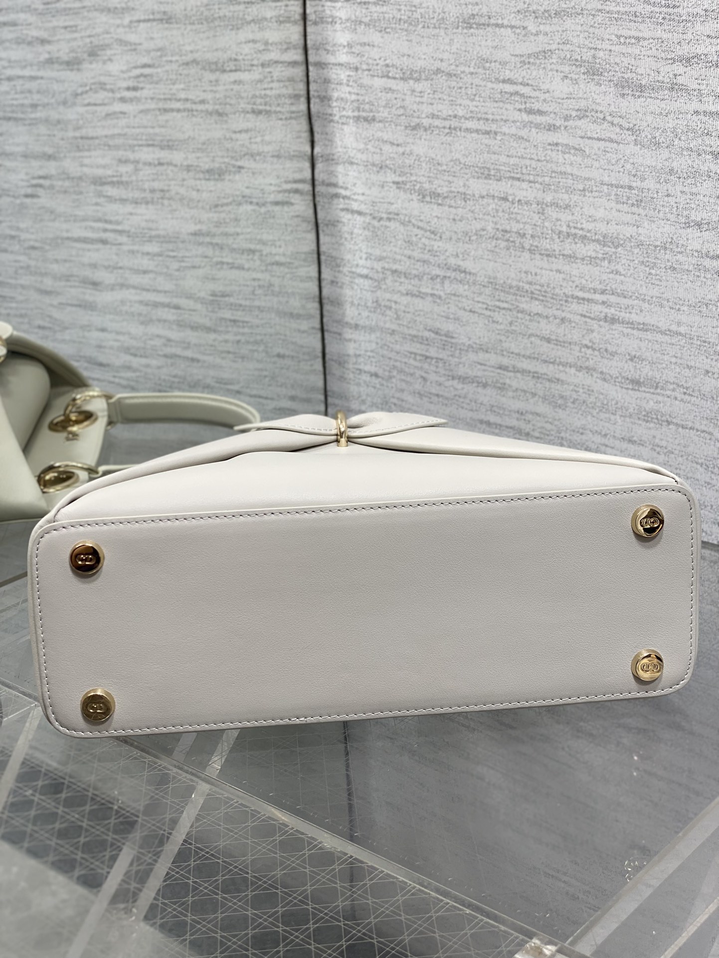 浅金现货‼️Dior2026最新蝴蝶结手提包，把“蝴蝶结”焊在系列里.蝴蝶结也不再是小女生的甜腻感，新设