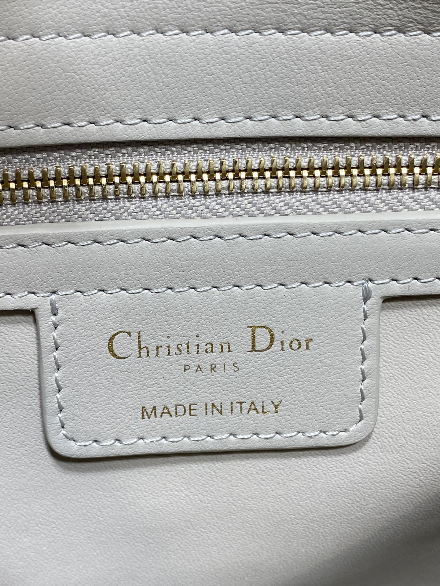 浅金现货‼️Dior2026最新蝴蝶结手提包，把“蝴蝶结”焊在系列里.蝴蝶结也不再是小女生的甜腻感，新设