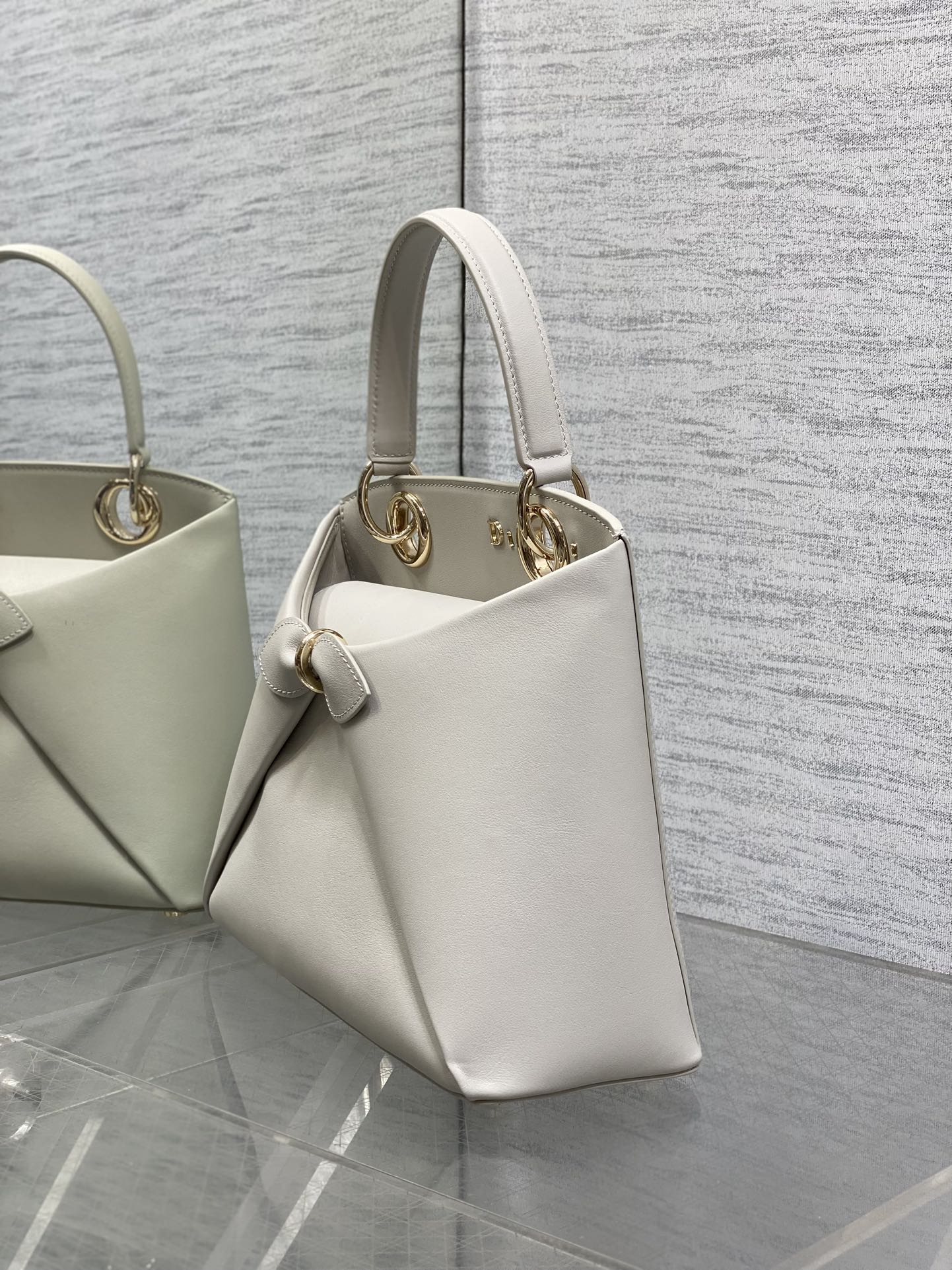 浅金现货‼️Dior2026最新蝴蝶结手提包，把“蝴蝶结”焊在系列里.蝴蝶结也不再是小女生的甜腻感，新设