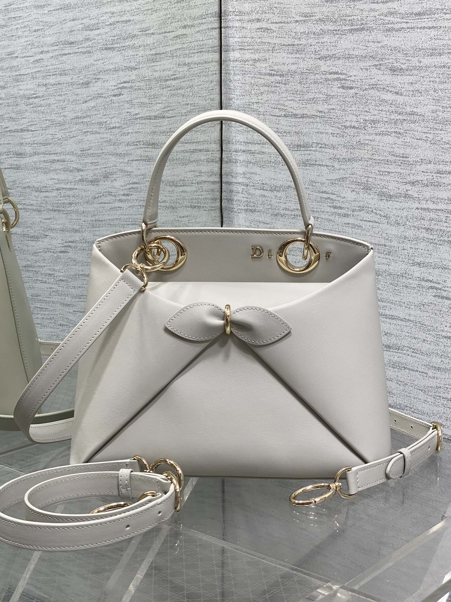 浅金现货‼️Dior2026最新蝴蝶结手提包，把“蝴蝶结”焊在系列里.蝴蝶结也不再是小女生的甜腻感，新设