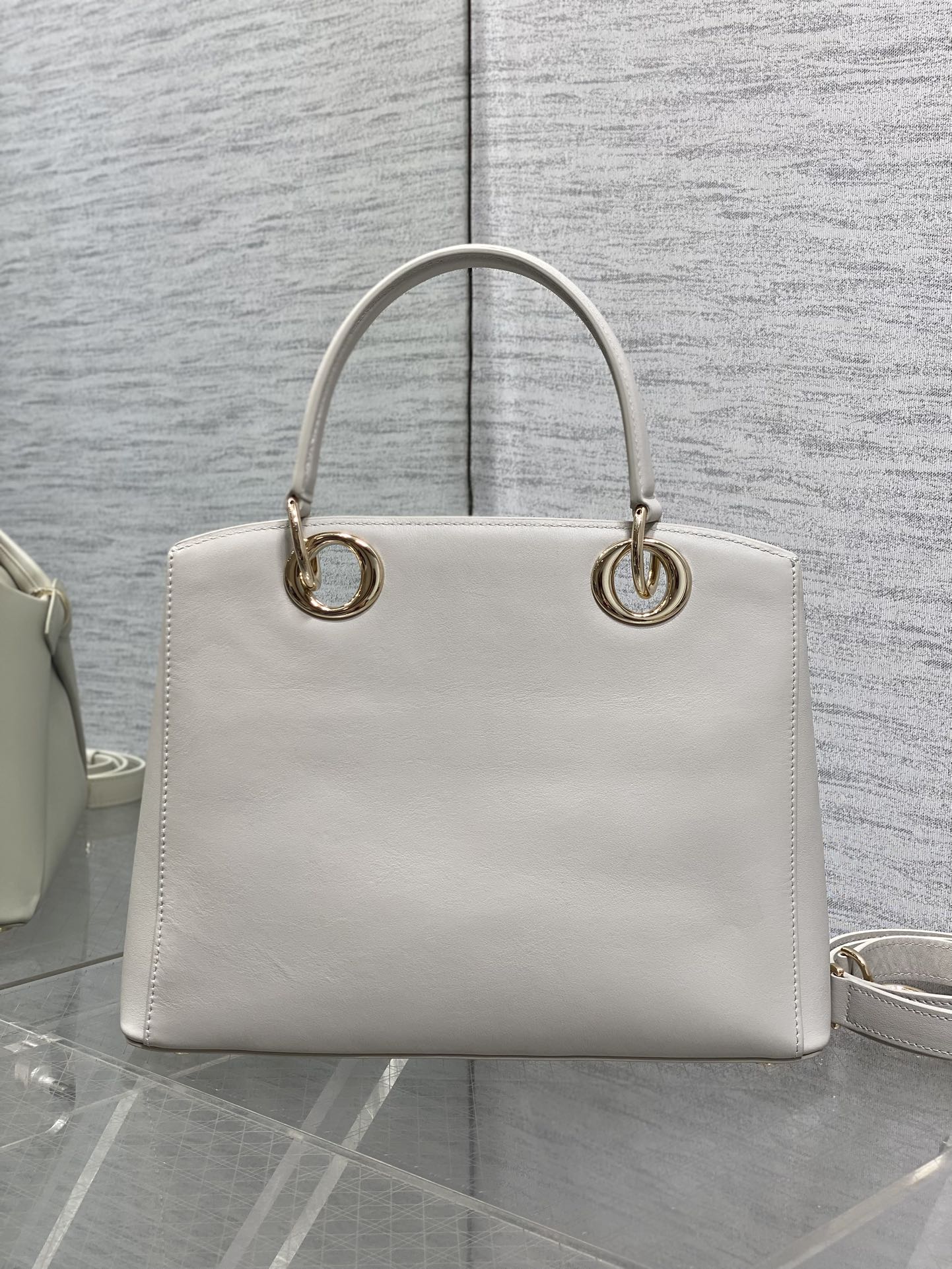 浅金现货‼️Dior2026最新蝴蝶结手提包，把“蝴蝶结”焊在系列里.蝴蝶结也不再是小女生的甜腻感，新设