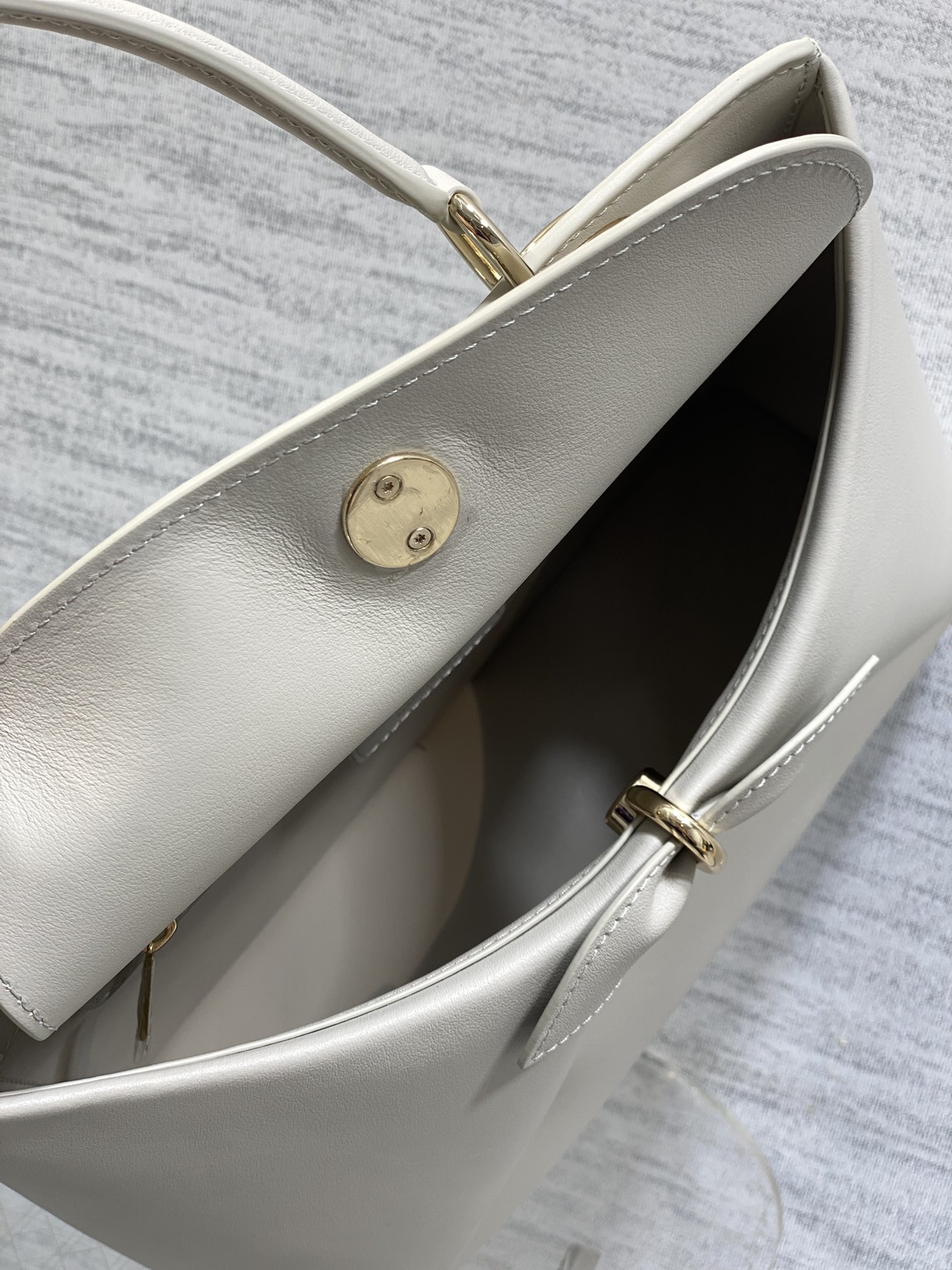 浅金现货‼️Dior2026最新蝴蝶结手提包，把“蝴蝶结”焊在系列里.蝴蝶结也不再是小女生的甜腻感，新设