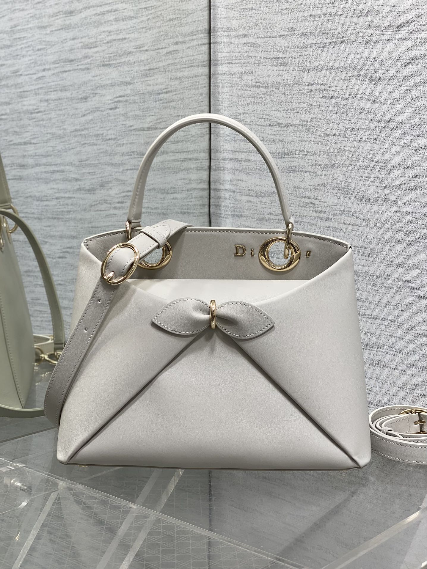 浅金现货‼️Dior2026最新蝴蝶结手提包，把“蝴蝶结”焊在系列里.蝴蝶结也不再是小女生的甜腻感，新设