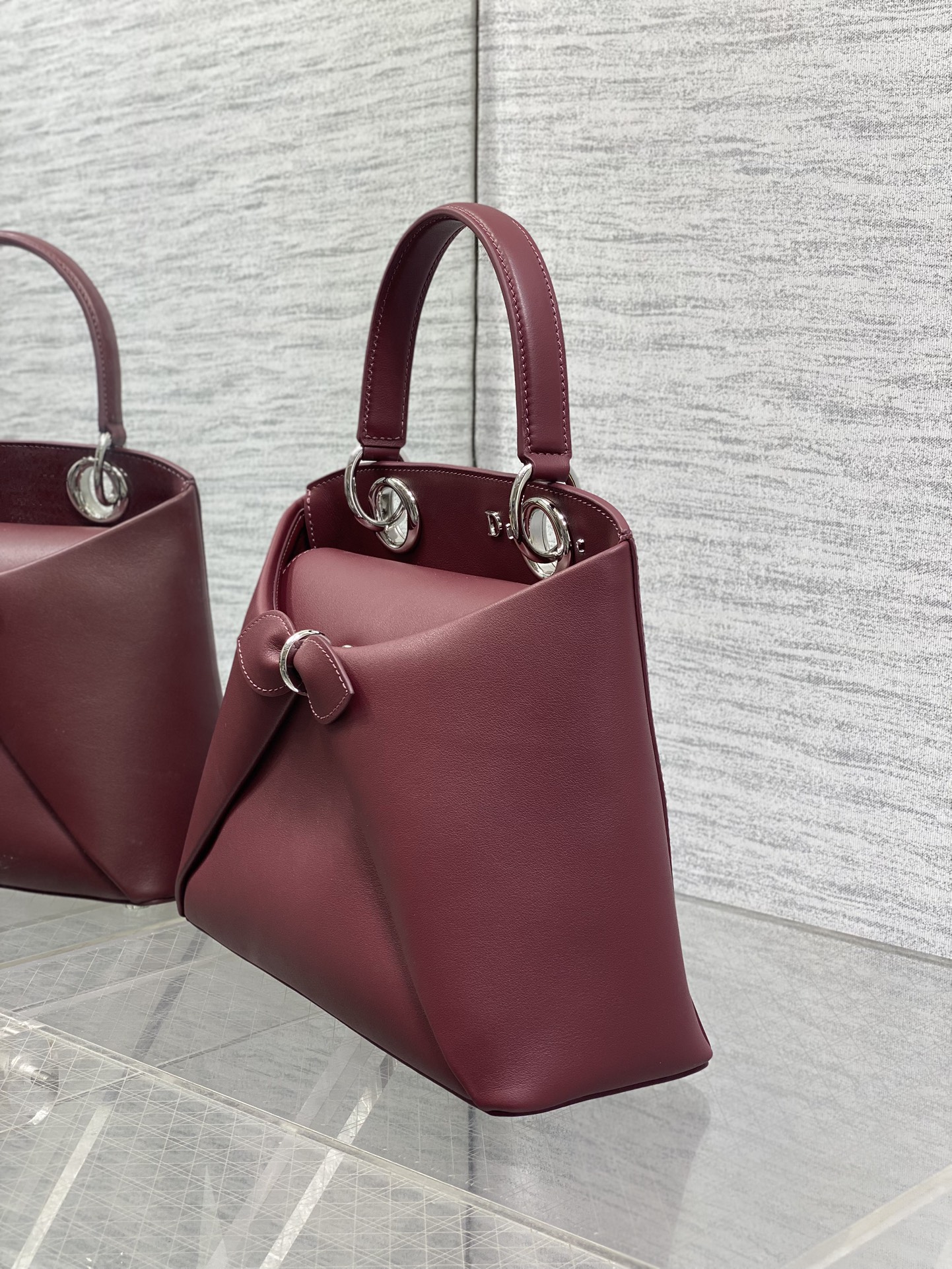 银扣现货‼️Dior2026最新蝴蝶结手提包，把“蝴蝶结”焊在系列里.蝴蝶结也不再是小女生的甜腻感，新设