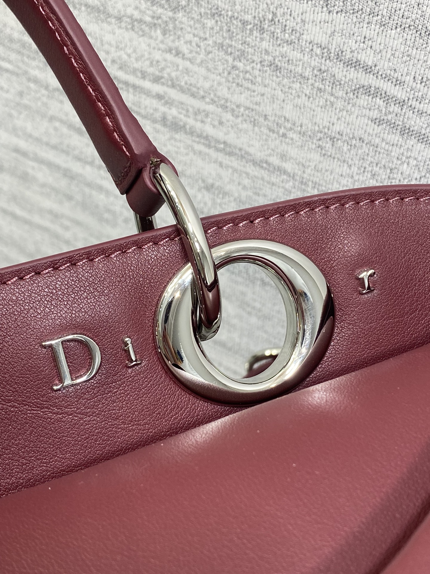 银扣现货‼️Dior2026最新蝴蝶结手提包，把“蝴蝶结”焊在系列里.蝴蝶结也不再是小女生的甜腻感，新设