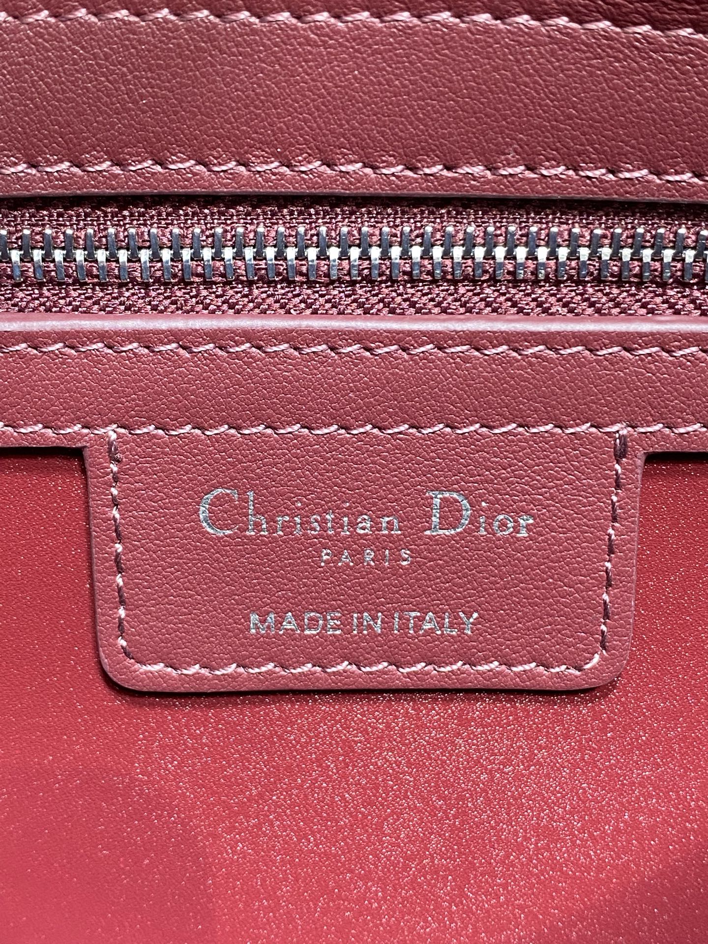 银扣现货‼️Dior2026最新蝴蝶结手提包，把“蝴蝶结”焊在系列里.蝴蝶结也不再是小女生的甜腻感，新设