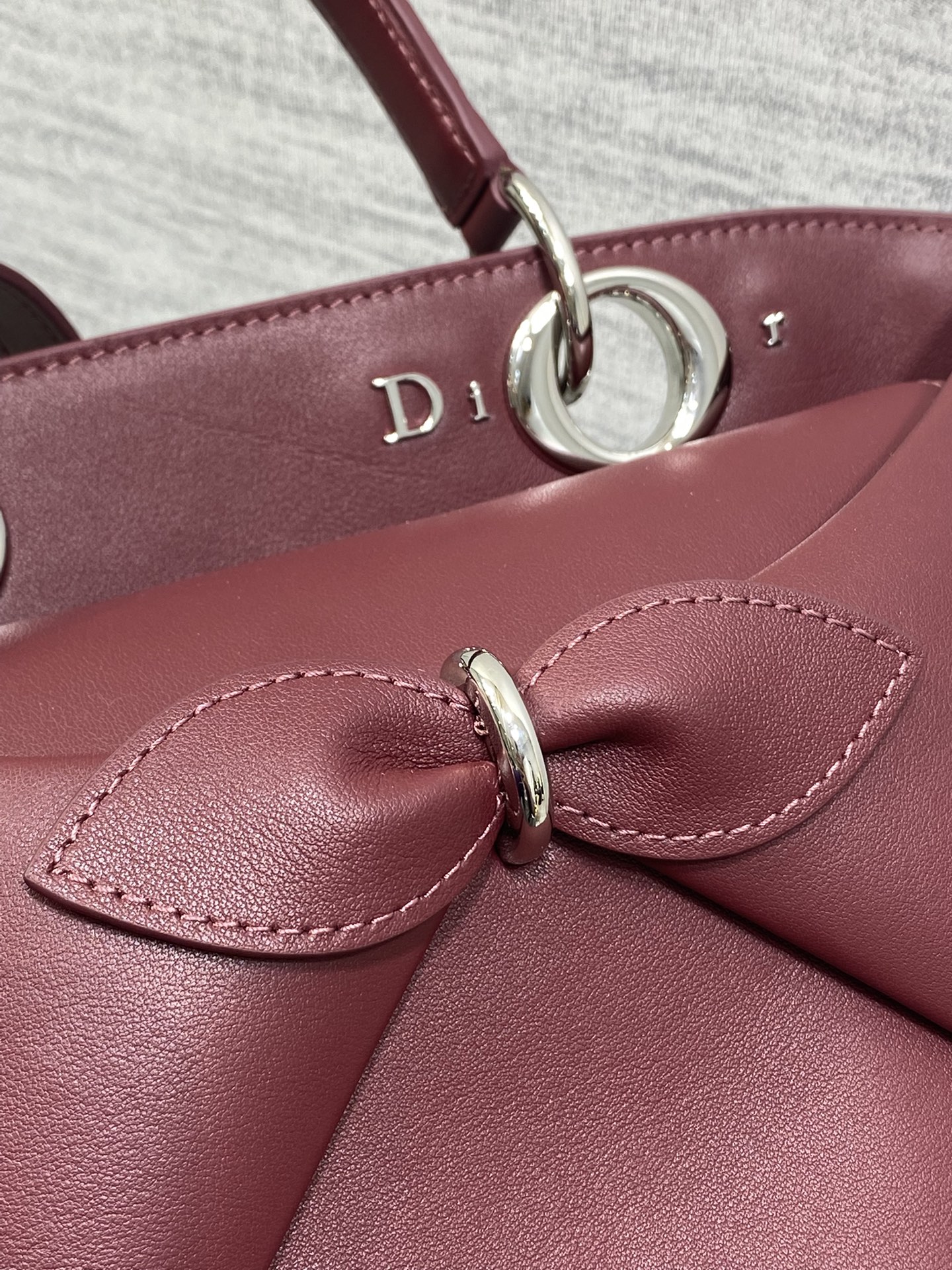 银扣现货‼️Dior2026最新蝴蝶结手提包，把“蝴蝶结”焊在系列里.蝴蝶结也不再是小女生的甜腻感，新设
