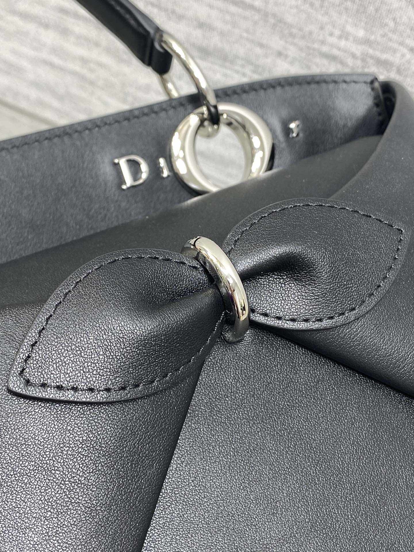 银扣现货‼️Dior2026最新蝴蝶结手提包，把“蝴蝶结”焊在系列里.蝴蝶结也不再是小女生的甜腻感，新设
