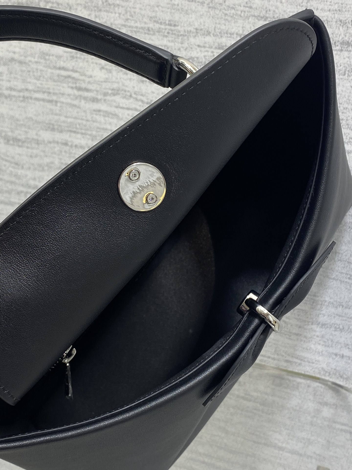 银扣现货‼️Dior2026最新蝴蝶结手提包，把“蝴蝶结”焊在系列里.蝴蝶结也不再是小女生的甜腻感，新设