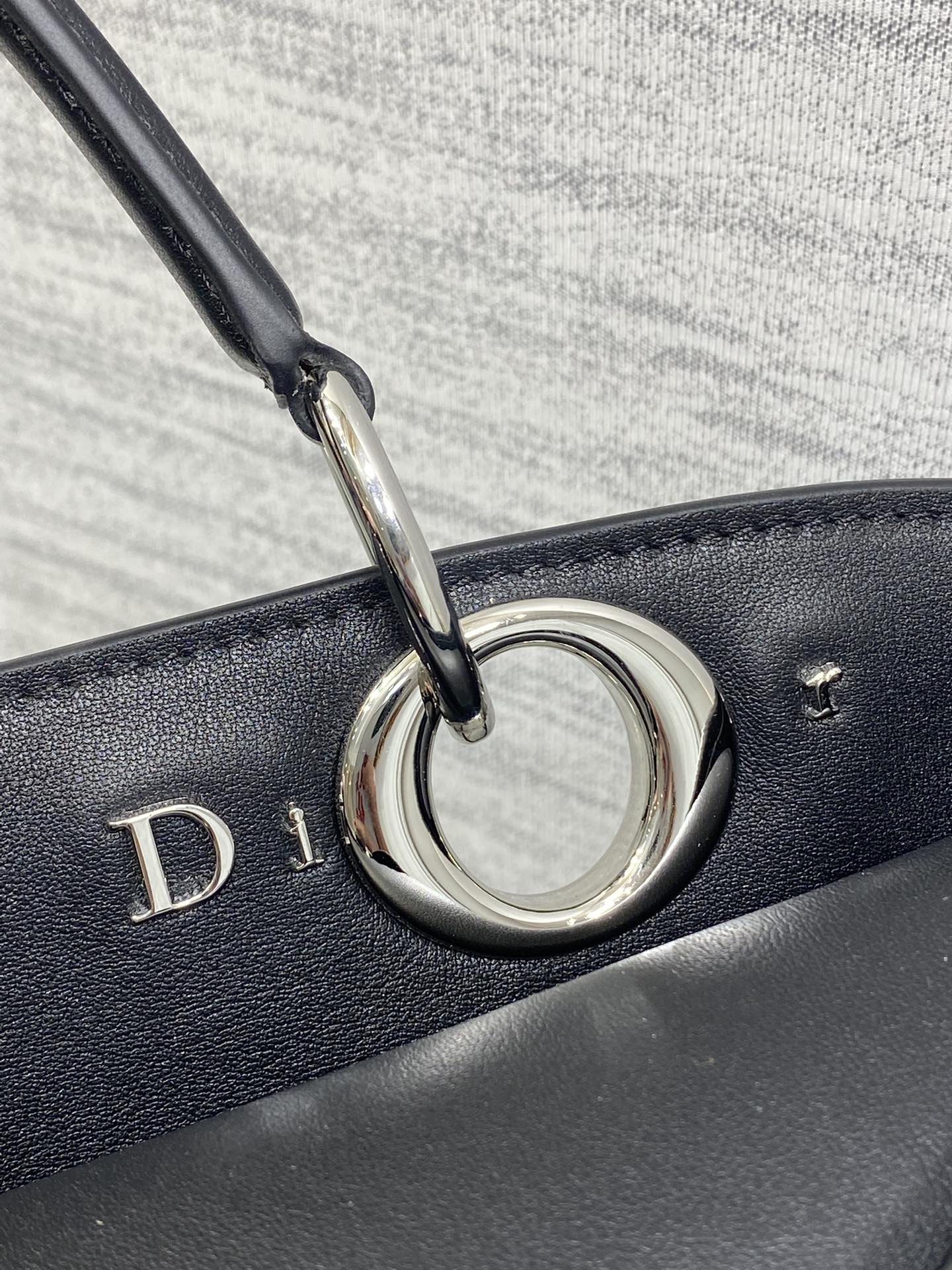 银扣现货‼️Dior2026最新蝴蝶结手提包，把“蝴蝶结”焊在系列里.蝴蝶结也不再是小女生的甜腻感，新设