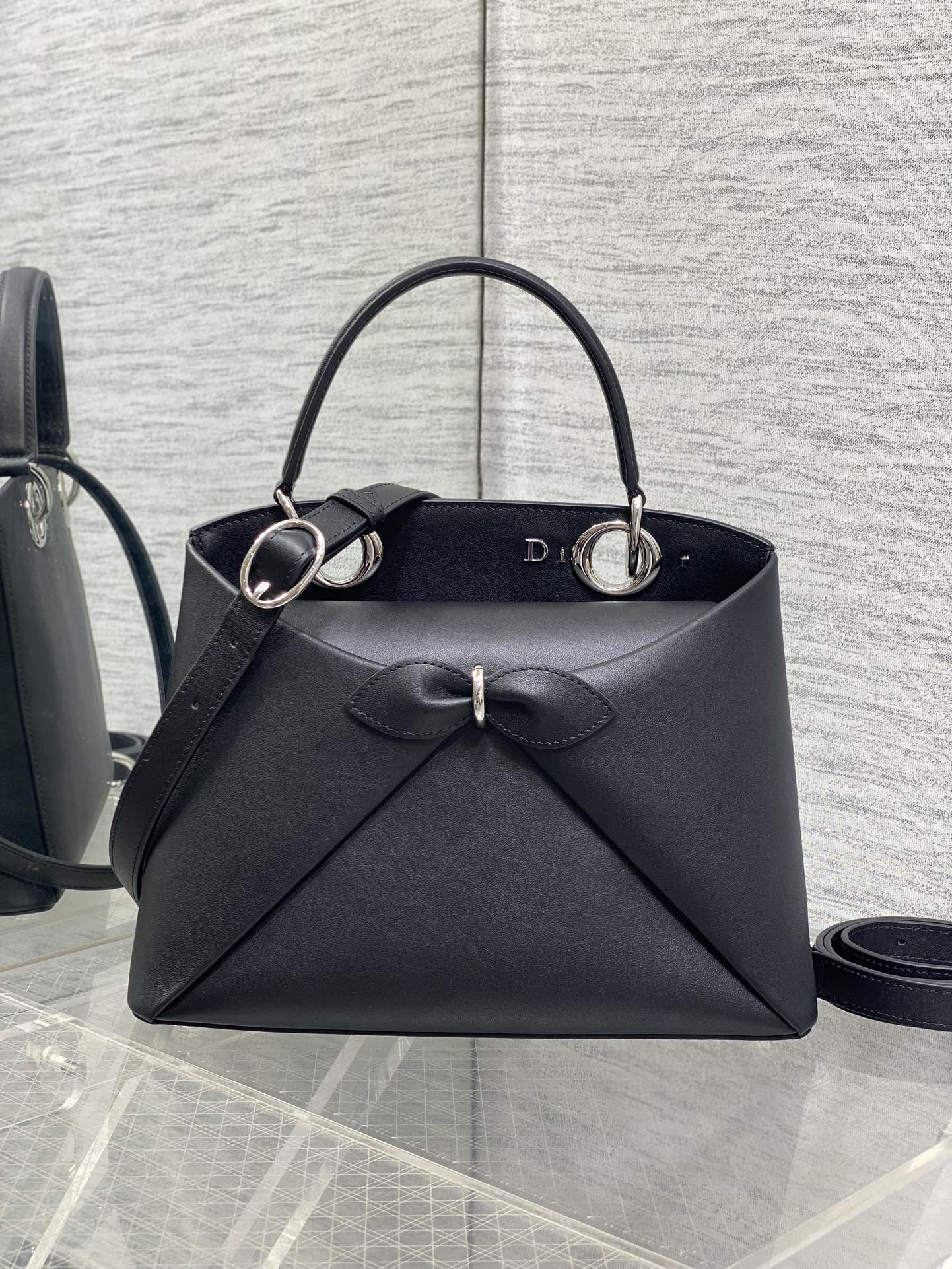 银扣现货‼️Dior2026最新蝴蝶结手提包，把“蝴蝶结”焊在系列里.蝴蝶结也不再是小女生的甜腻感，新设