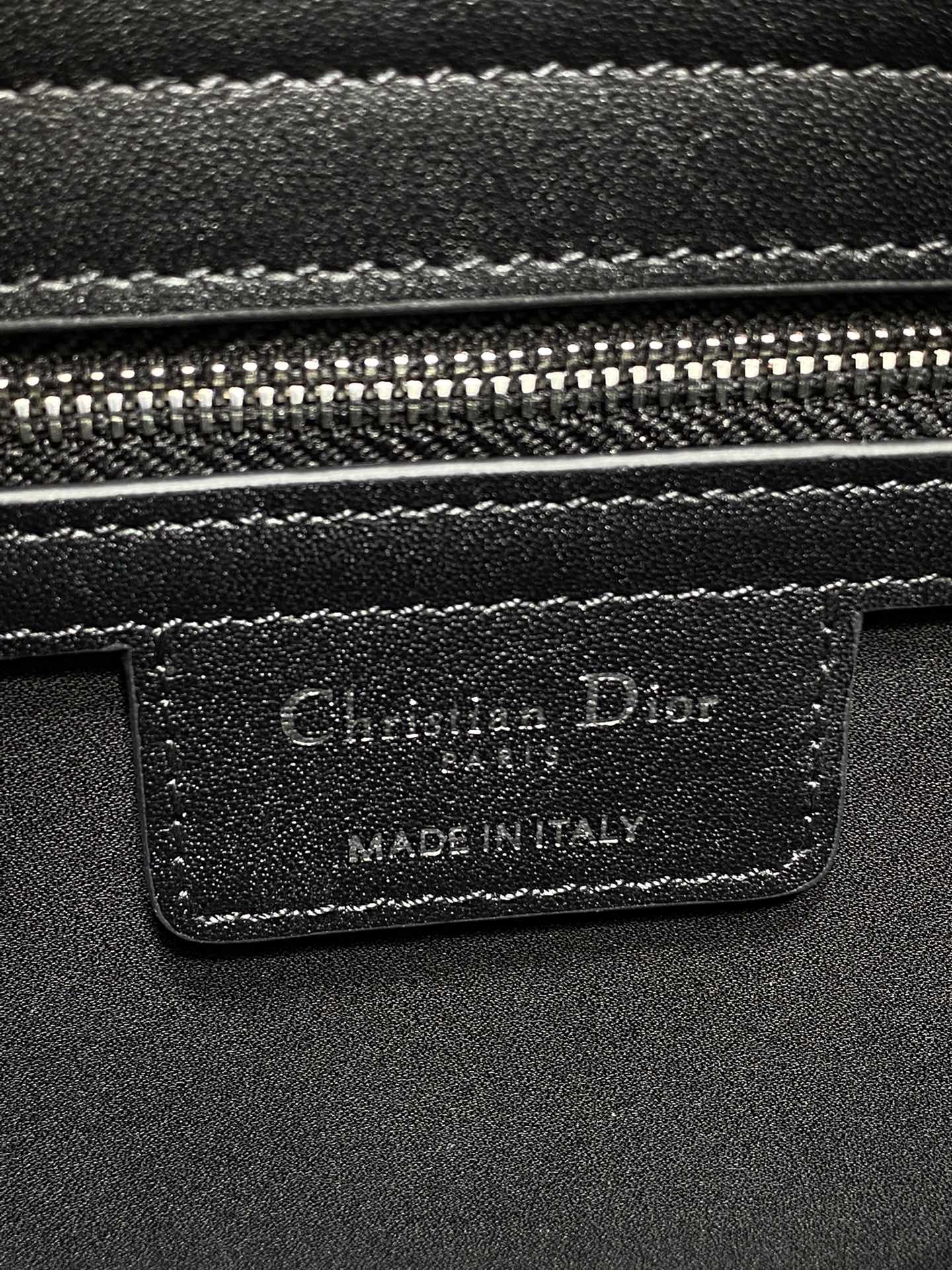 银扣现货‼️Dior2026最新蝴蝶结手提包，把“蝴蝶结”焊在系列里.蝴蝶结也不再是小女生的甜腻感，新设