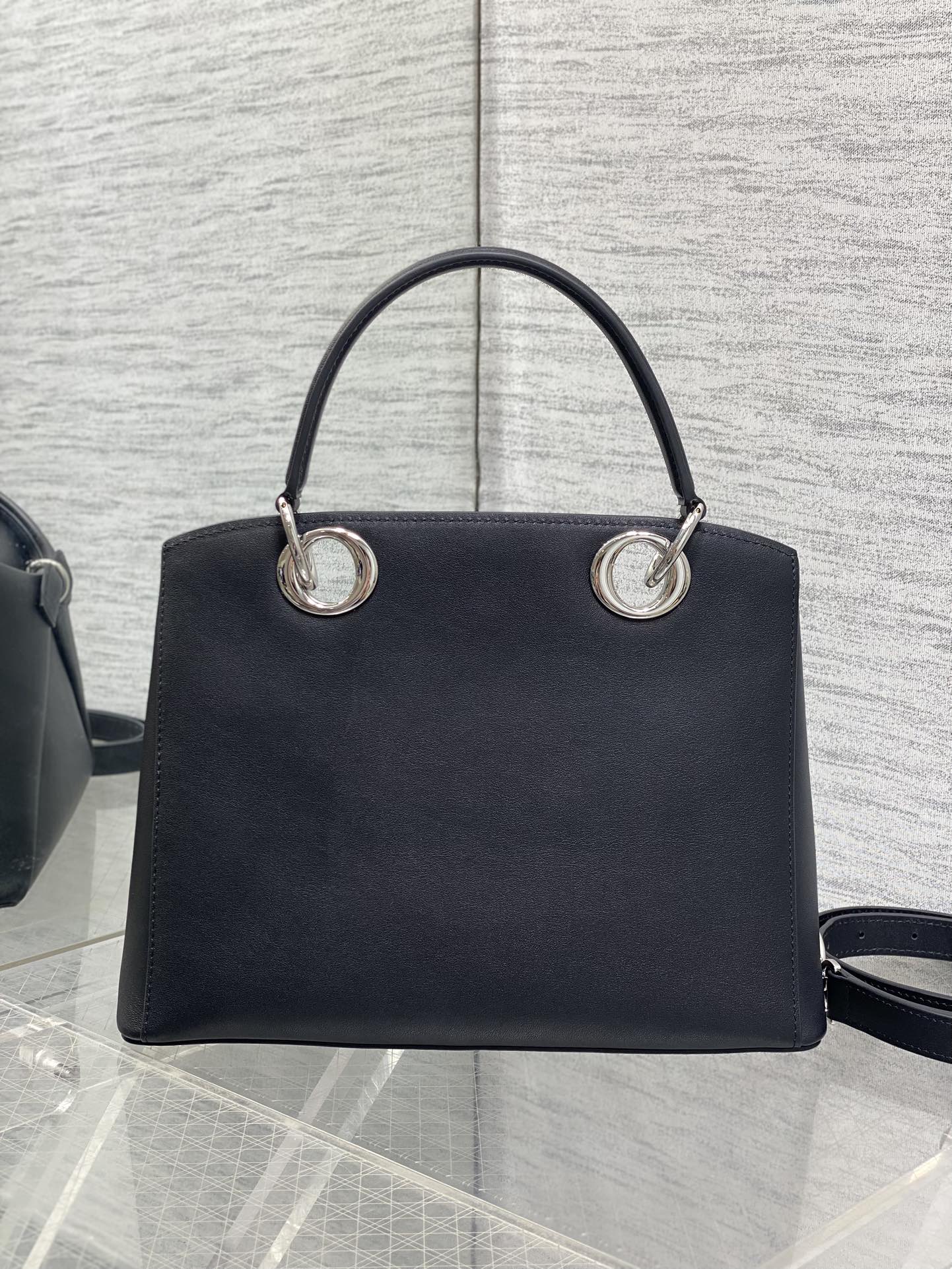 银扣现货‼️Dior2026最新蝴蝶结手提包，把“蝴蝶结”焊在系列里.蝴蝶结也不再是小女生的甜腻感，新设