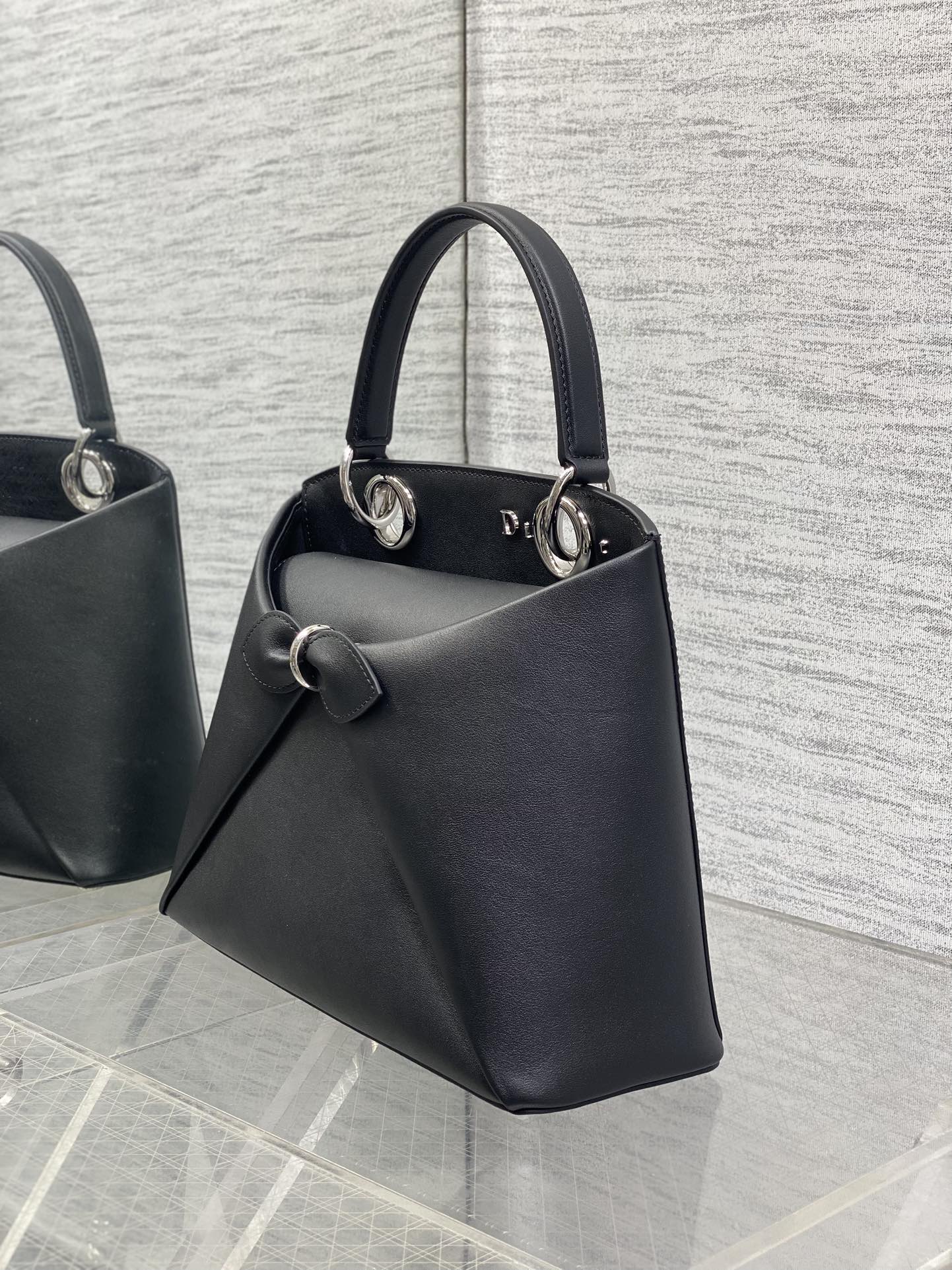 银扣现货‼️Dior2026最新蝴蝶结手提包，把“蝴蝶结”焊在系列里.蝴蝶结也不再是小女生的甜腻感，新设