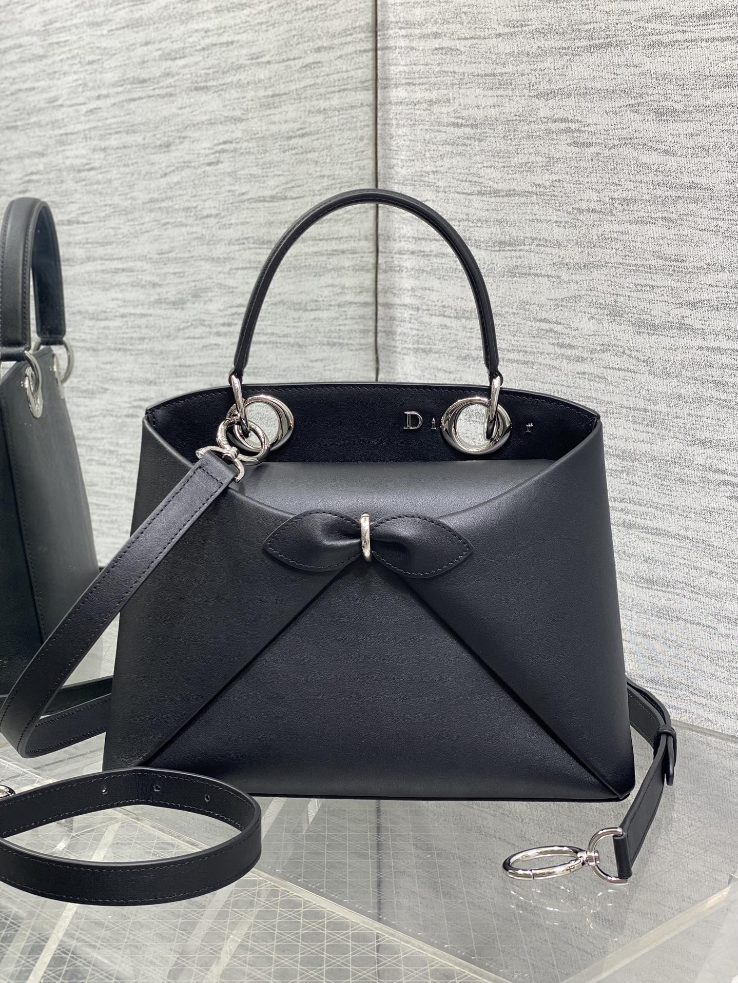 银扣现货‼️Dior2026最新蝴蝶结手提包，把“蝴蝶结”焊在系列里.蝴蝶结也不再是小女生的甜腻感，新设