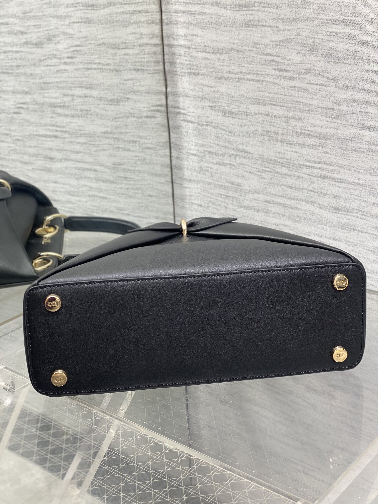 浅金现货‼️Dior2026最新蝴蝶结手提包，把“蝴蝶结”焊在系列里.蝴蝶结也不再是小女生的甜腻感，新设