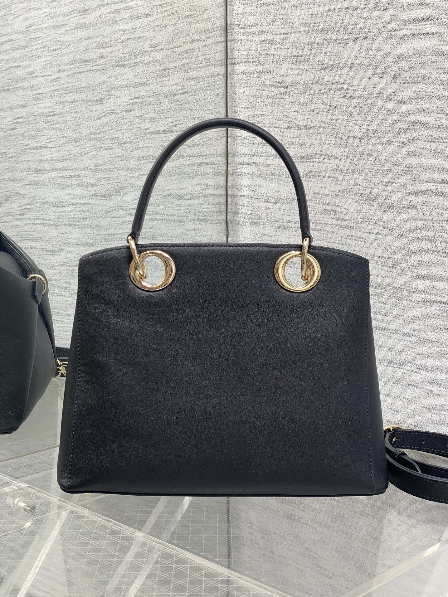 浅金现货‼️Dior2026最新蝴蝶结手提包，把“蝴蝶结”焊在系列里.蝴蝶结也不再是小女生的甜腻感，新设