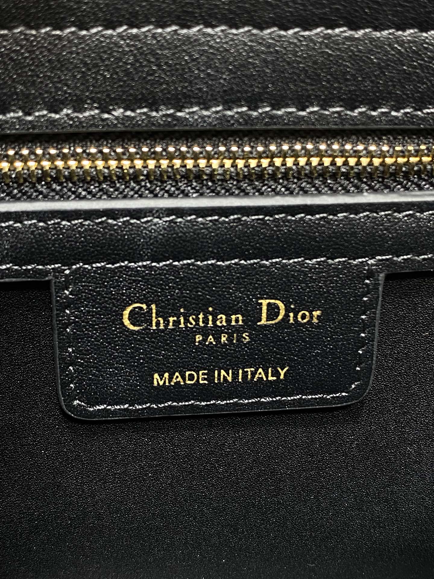 浅金现货‼️Dior2026最新蝴蝶结手提包，把“蝴蝶结”焊在系列里.蝴蝶结也不再是小女生的甜腻感，新设