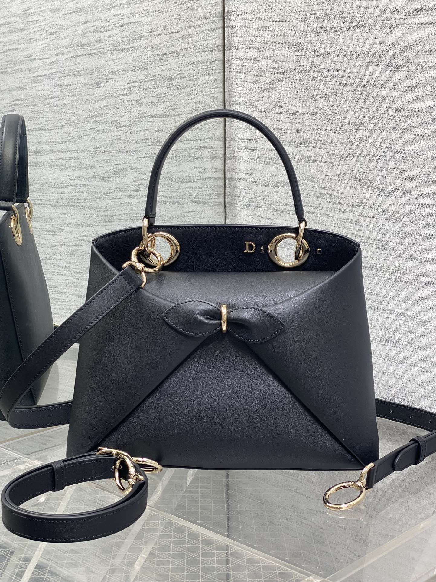 浅金现货‼️Dior2026最新蝴蝶结手提包，把“蝴蝶结”焊在系列里.蝴蝶结也不再是小女生的甜腻感，新设