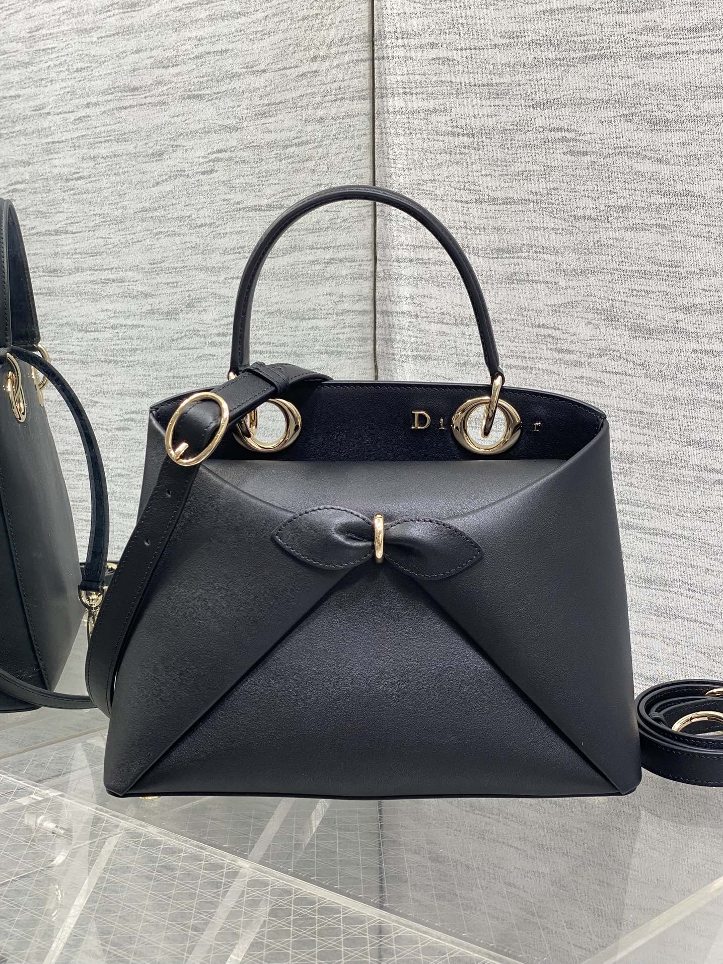 浅金现货‼️Dior2026最新蝴蝶结手提包，把“蝴蝶结”焊在系列里.蝴蝶结也不再是小女生的甜腻感，新设